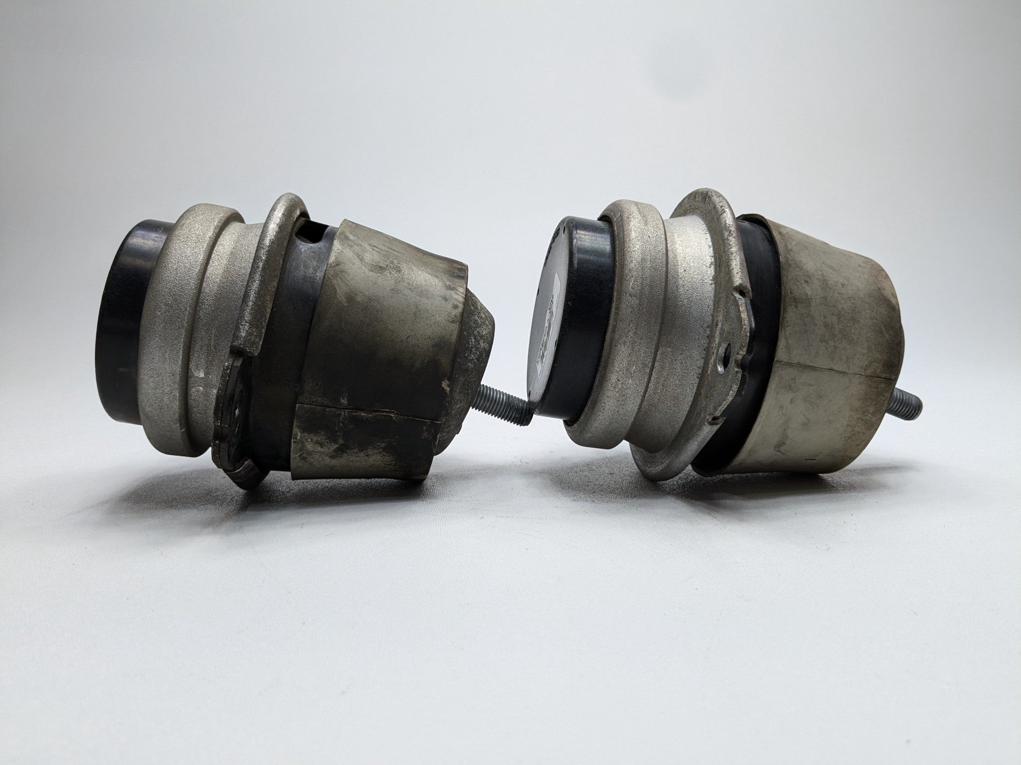 04 - 06 OEM PORSCHE CAYENNE V6 LEFT AND RIGHT LOWER ENGINE MOTOR MOUNT