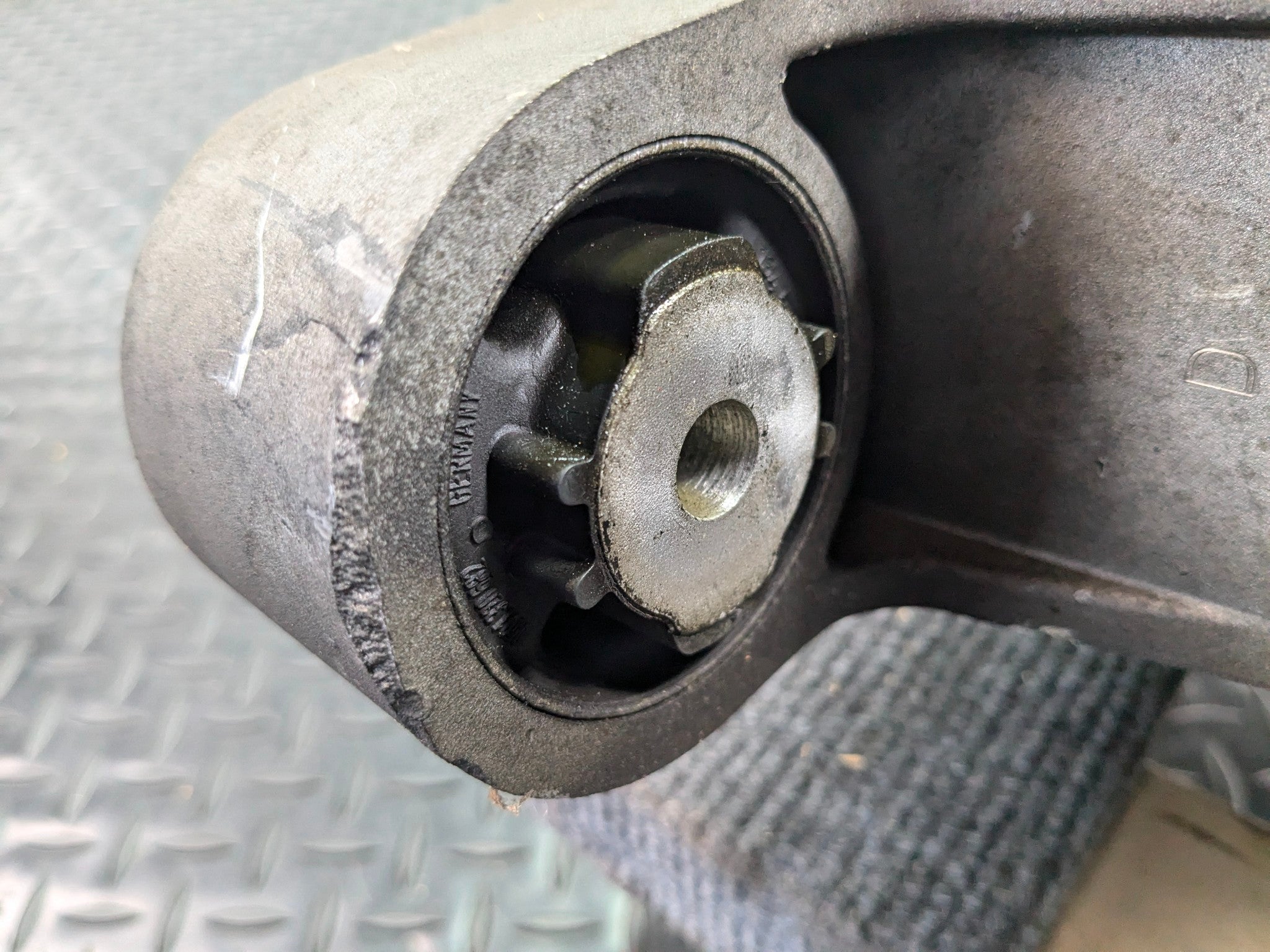 2004 - 2006 OEM PORSCHE CAYENNE V6 REAR DIFFERENTIAL AXLE CARRIER ASSEMBLY