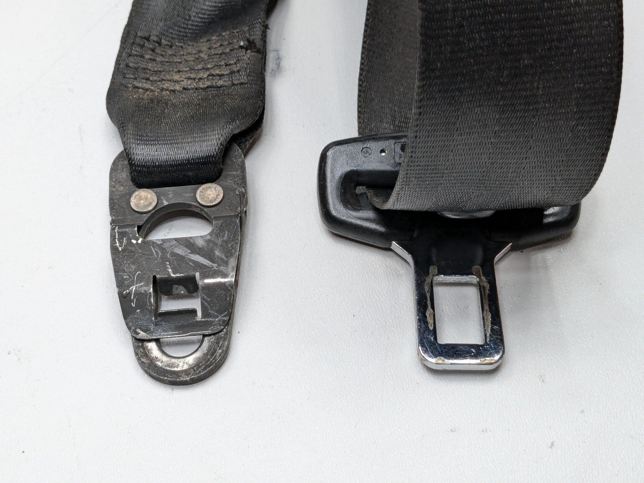 2004 - 2006 OEM PORSCHE CAYENNE V6 FRONT LEFT DRIVER SIDE SEAT BELT RETRACTOR