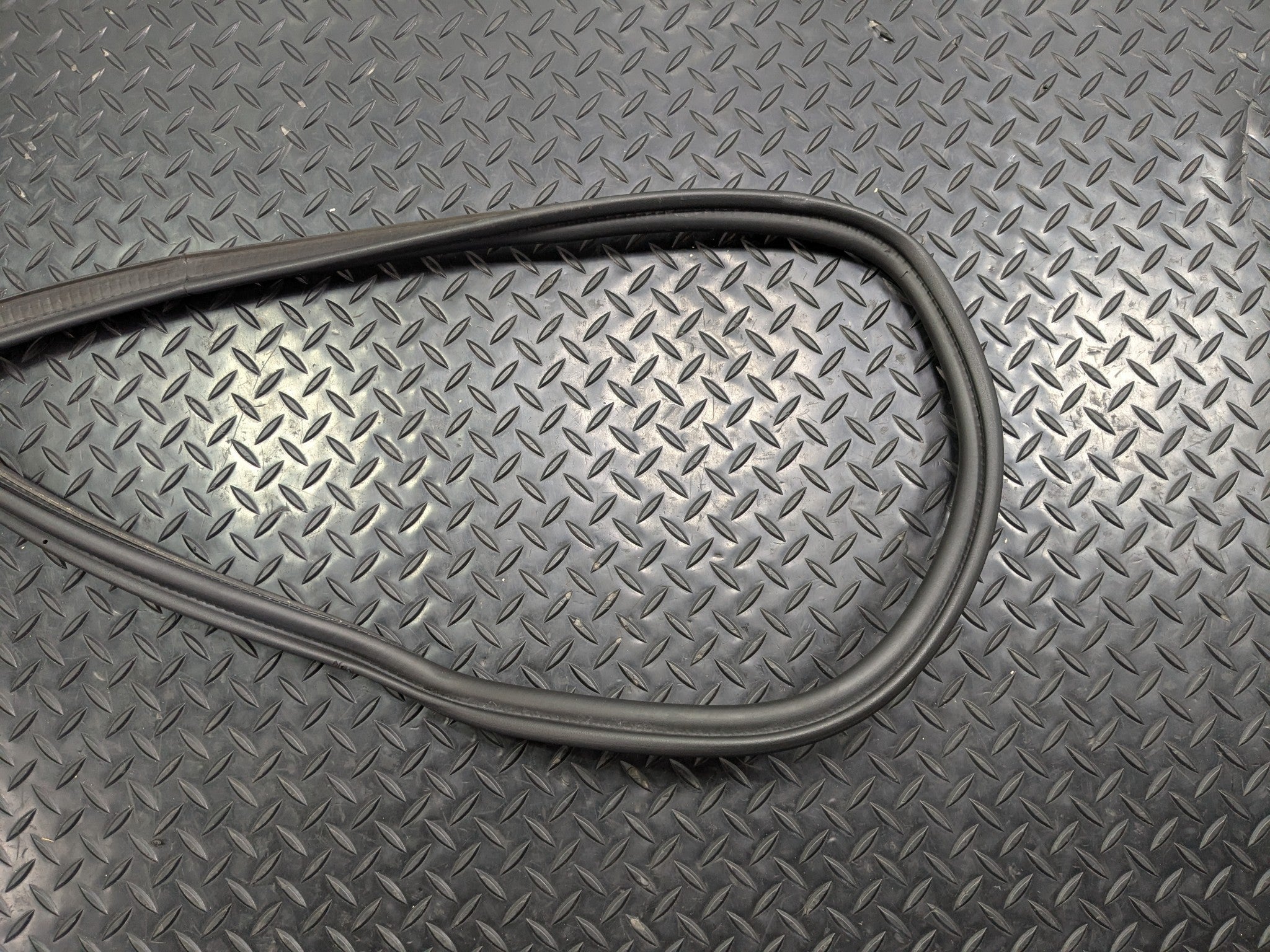2008 - 2011 OEM AUDI A4 REAR TAILGATE TRUNK LID WEATHERSTRIP RUBBER