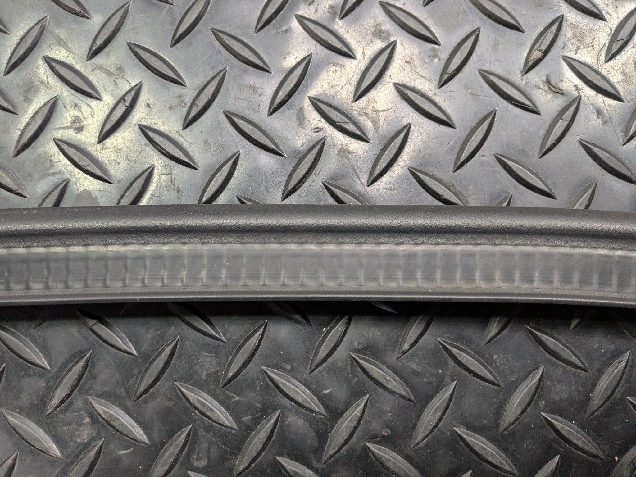 2008 - 2011 OEM AUDI A4 REAR TAILGATE TRUNK LID WEATHERSTRIP RUBBER