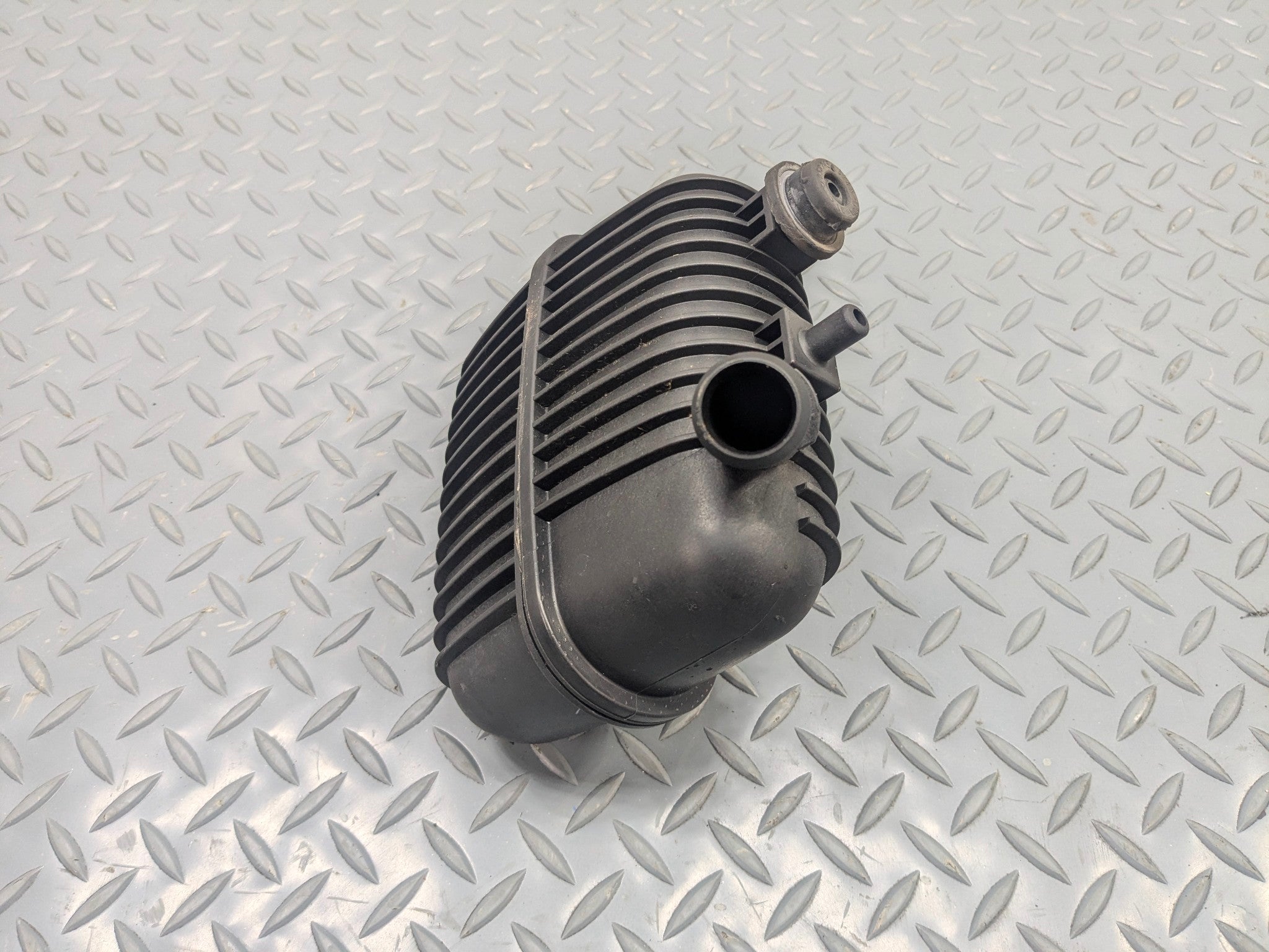 2008 - 2011 OEM AUDI A4 INTERCOOLER VACUUM TANK PULSATION DAMPER