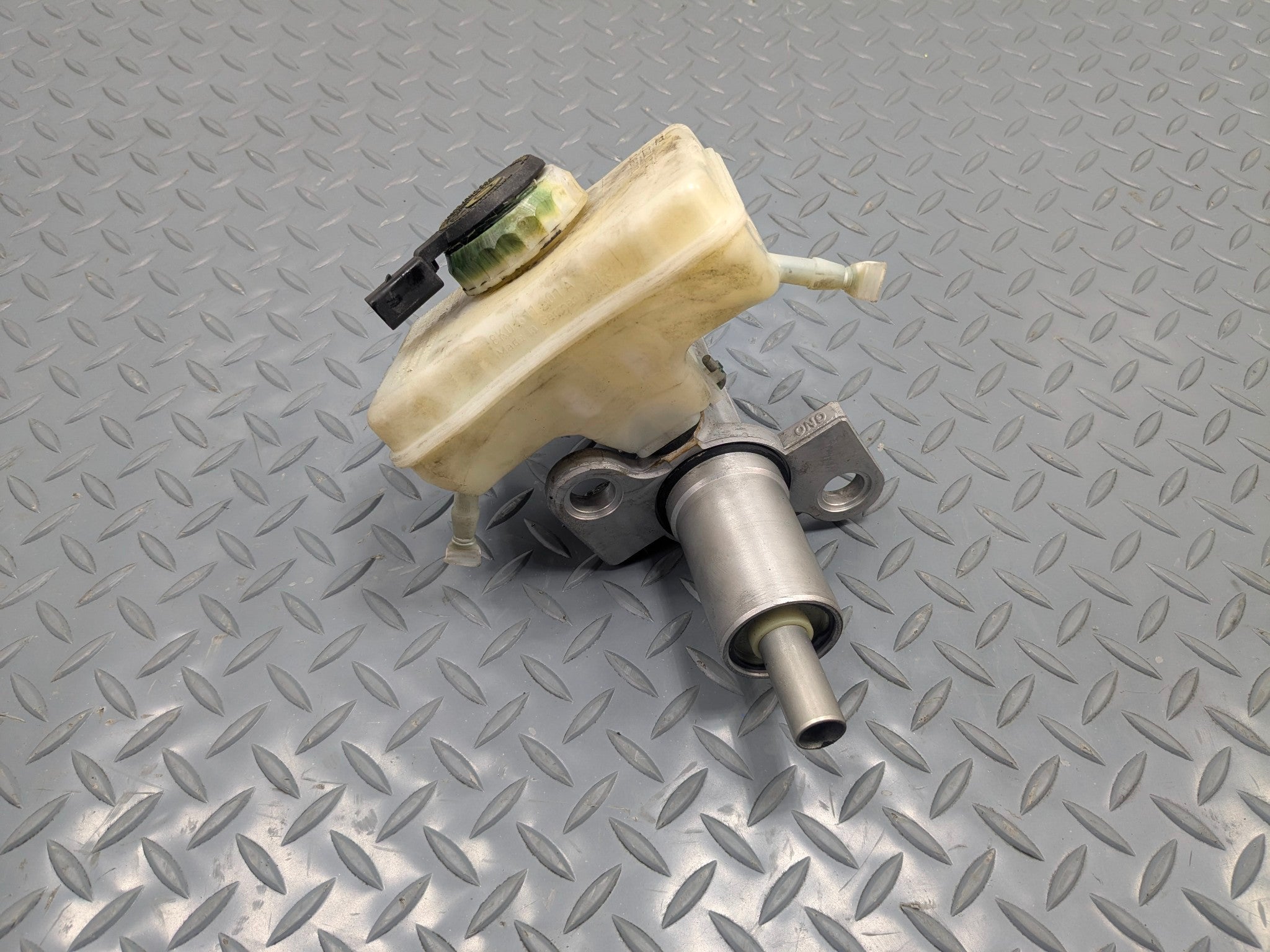 2008 - 2011 OEM AUDI A4 BRAKE MASTER CYLINDER RESEROVOIR ASSEMBLY