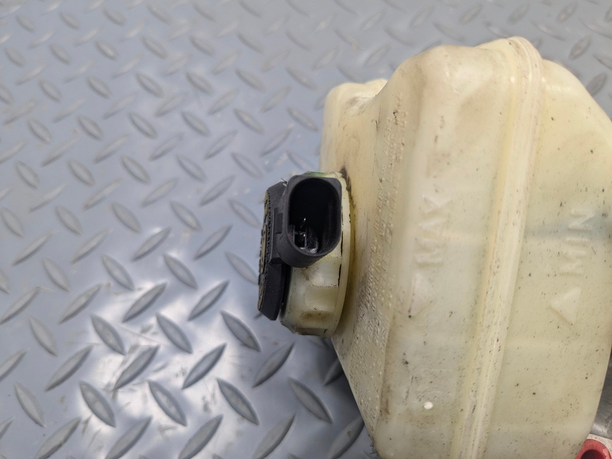2008 - 2011 OEM AUDI A4 BRAKE MASTER CYLINDER RESEROVOIR ASSEMBLY