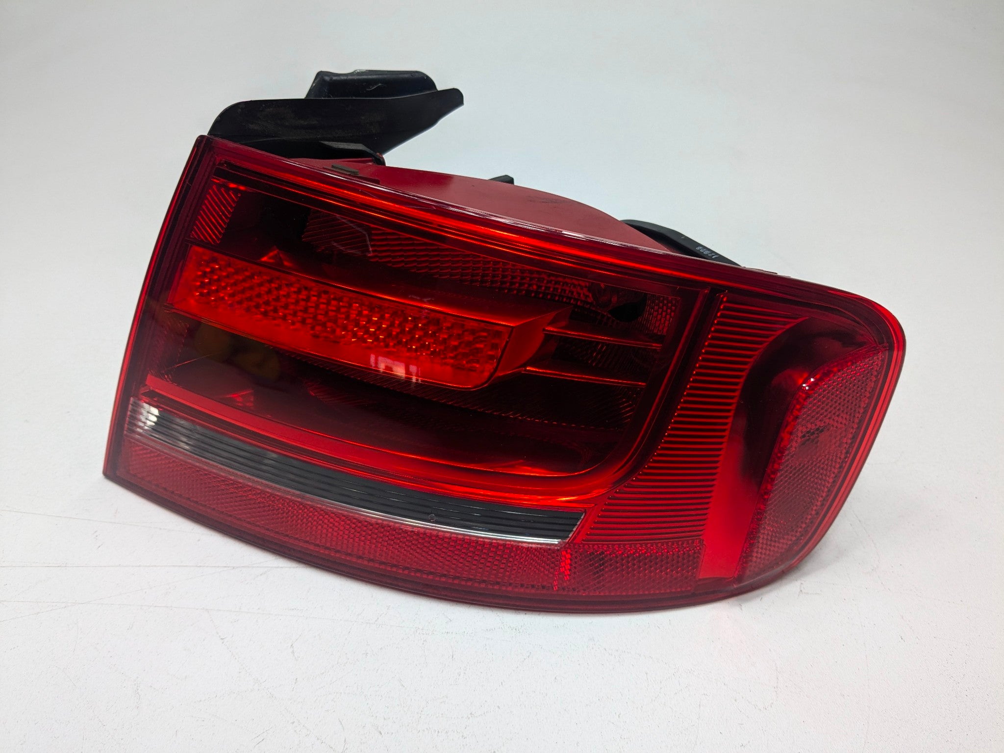 2008 - 2011 OEM AUDI A4 PASSENGER SIDE REAR RIGHT SIDE OUTER TAIL LIGHT