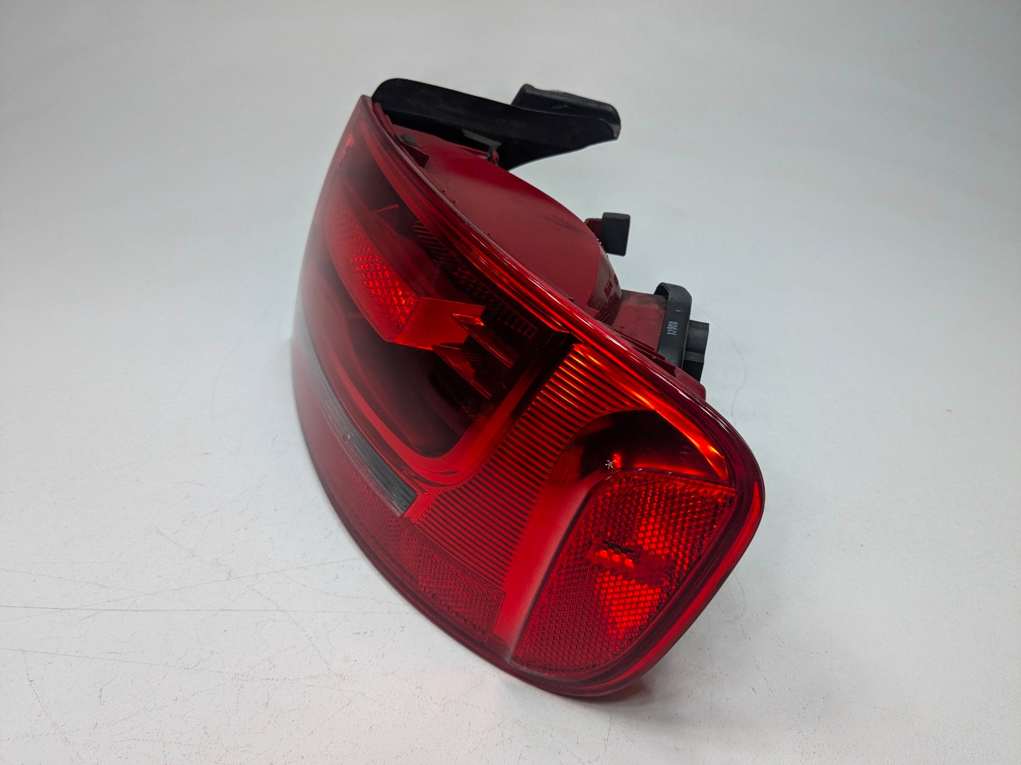 2008 - 2011 OEM AUDI A4 PASSENGER SIDE REAR RIGHT SIDE OUTER TAIL LIGHT
