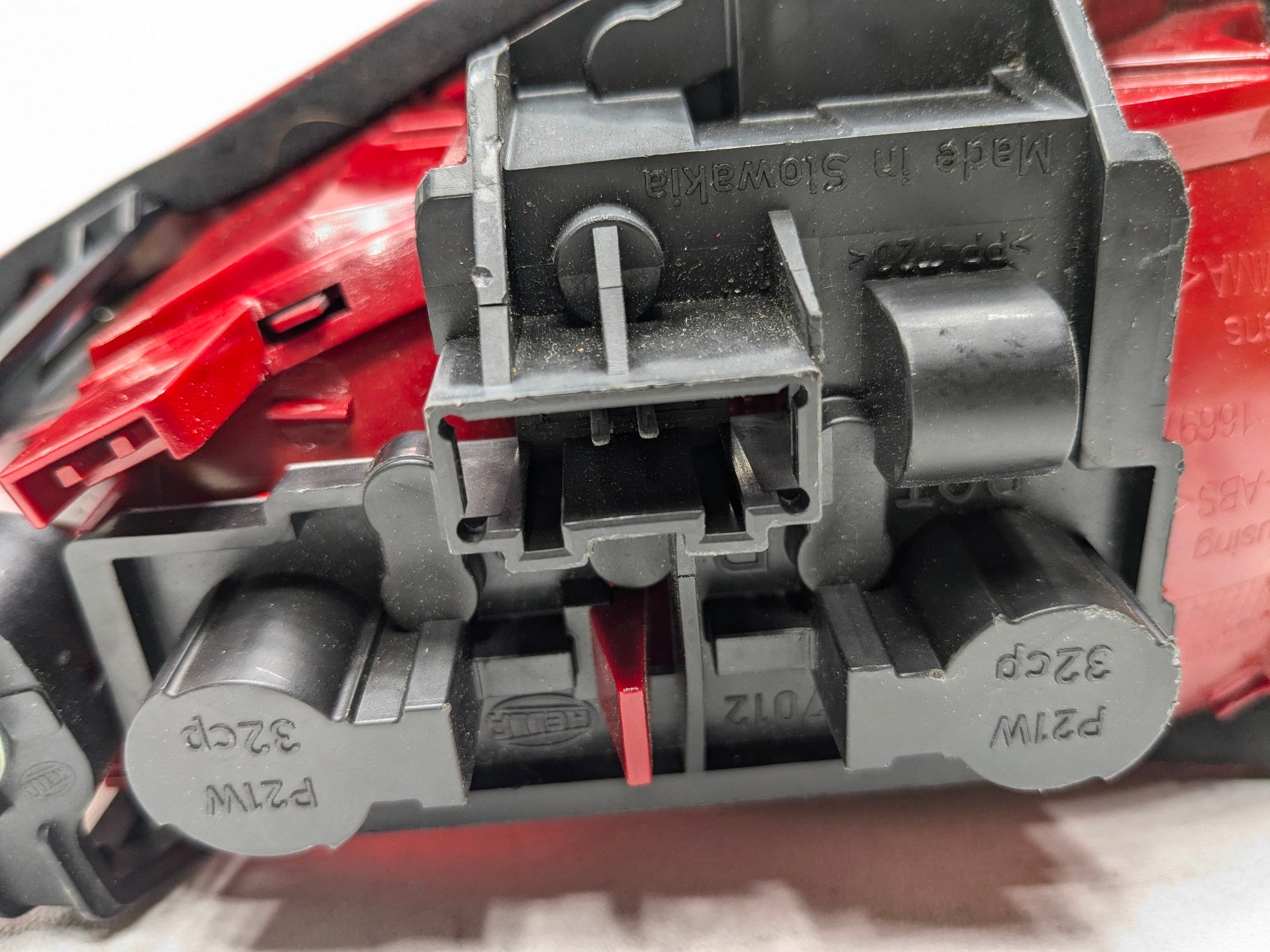 2008 - 2011 OEM AUDI A4 REAR RIGHT TAIL LIGHT BRAKE LAMP LID ASSEMBLY