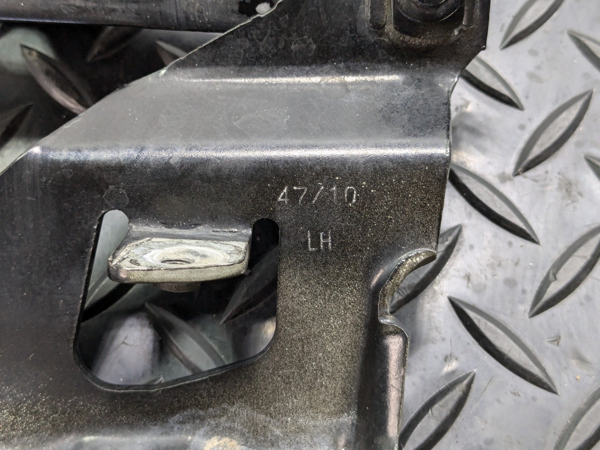 2008 - 2011 OEM AUDI A4 FRONT LEFT DRIVER SIDE HOOD HINGE