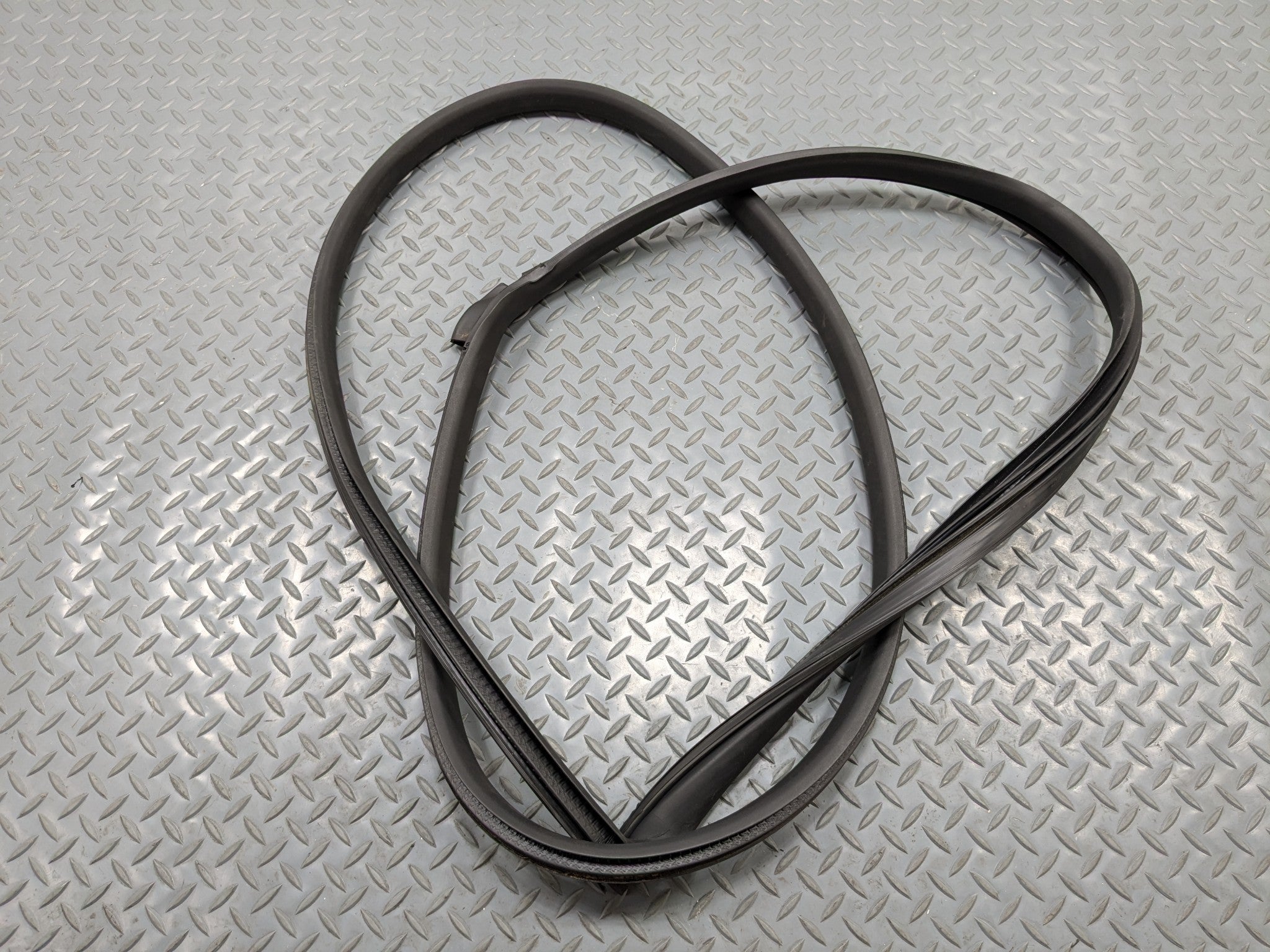 06 - 13 OEM MINI COOPER FRONT RIGHT PASSENGER SIDE DOOR SEAL WEATHERSTRIP RUBBER