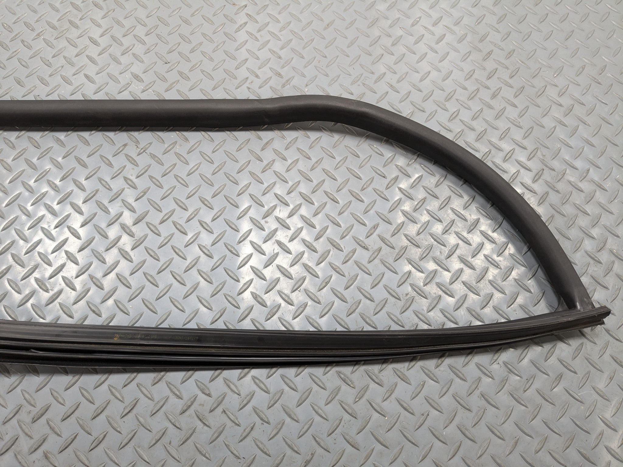 06 - 13 OEM MINI COOPER FRONT RIGHT PASSENGER SIDE DOOR SEAL WEATHERSTRIP RUBBER