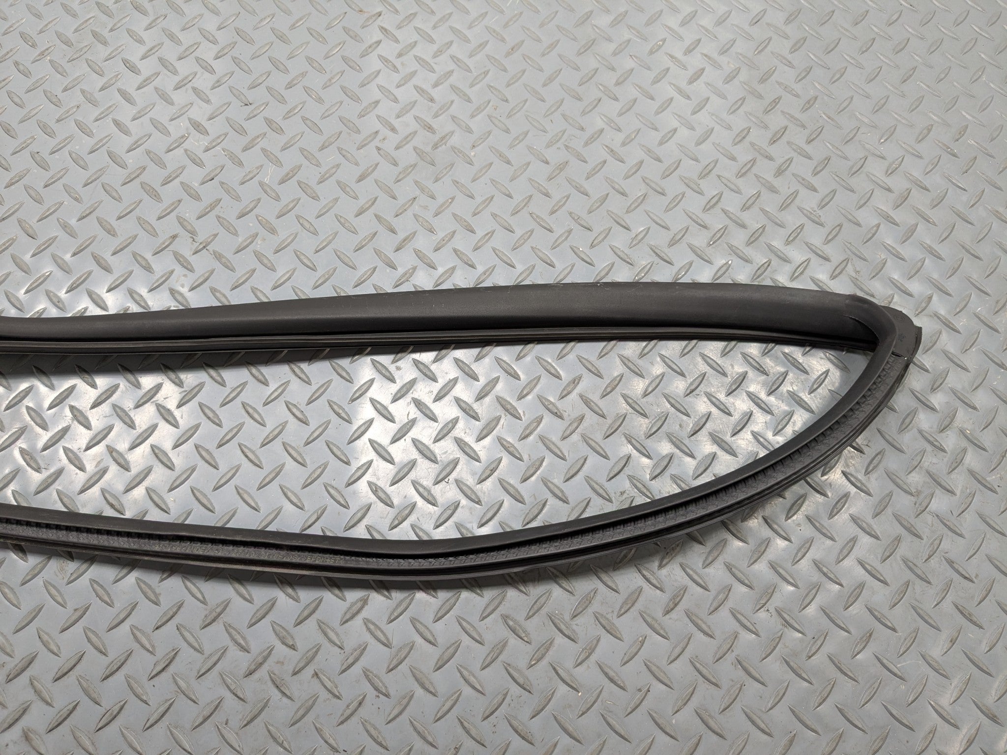 06 - 13 OEM MINI COOPER FRONT RIGHT PASSENGER SIDE DOOR SEAL WEATHERSTRIP RUBBER