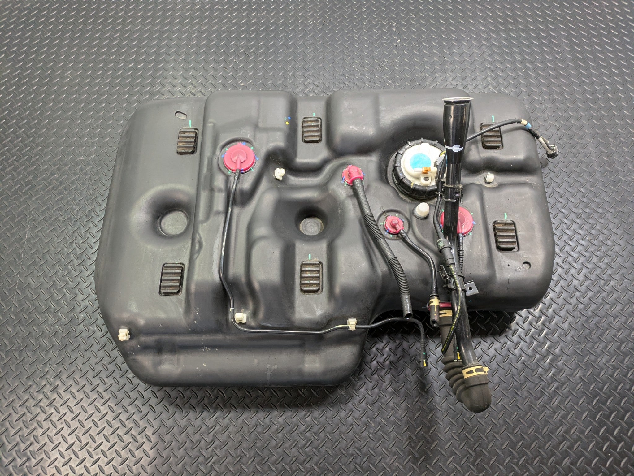 05 - 10 OEM HONDA ODYSSEY FUEL TANK RESERVOIR ASSEMBLY