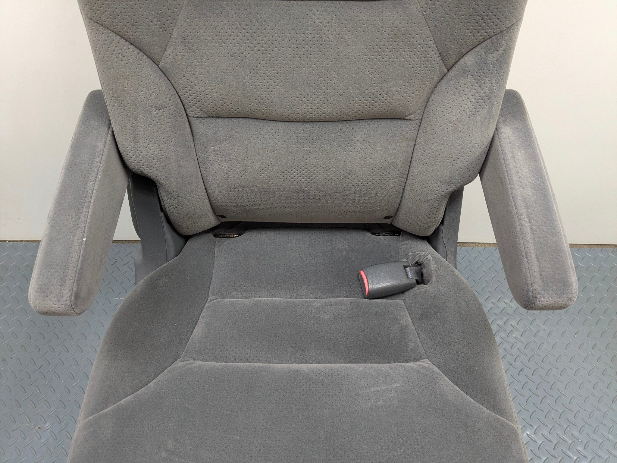 05 - 10 OEM HONDA ODYSSEY REAR RIGHT SIDE SECOND ROW SEAT WITH SEATBELT BUCKLE