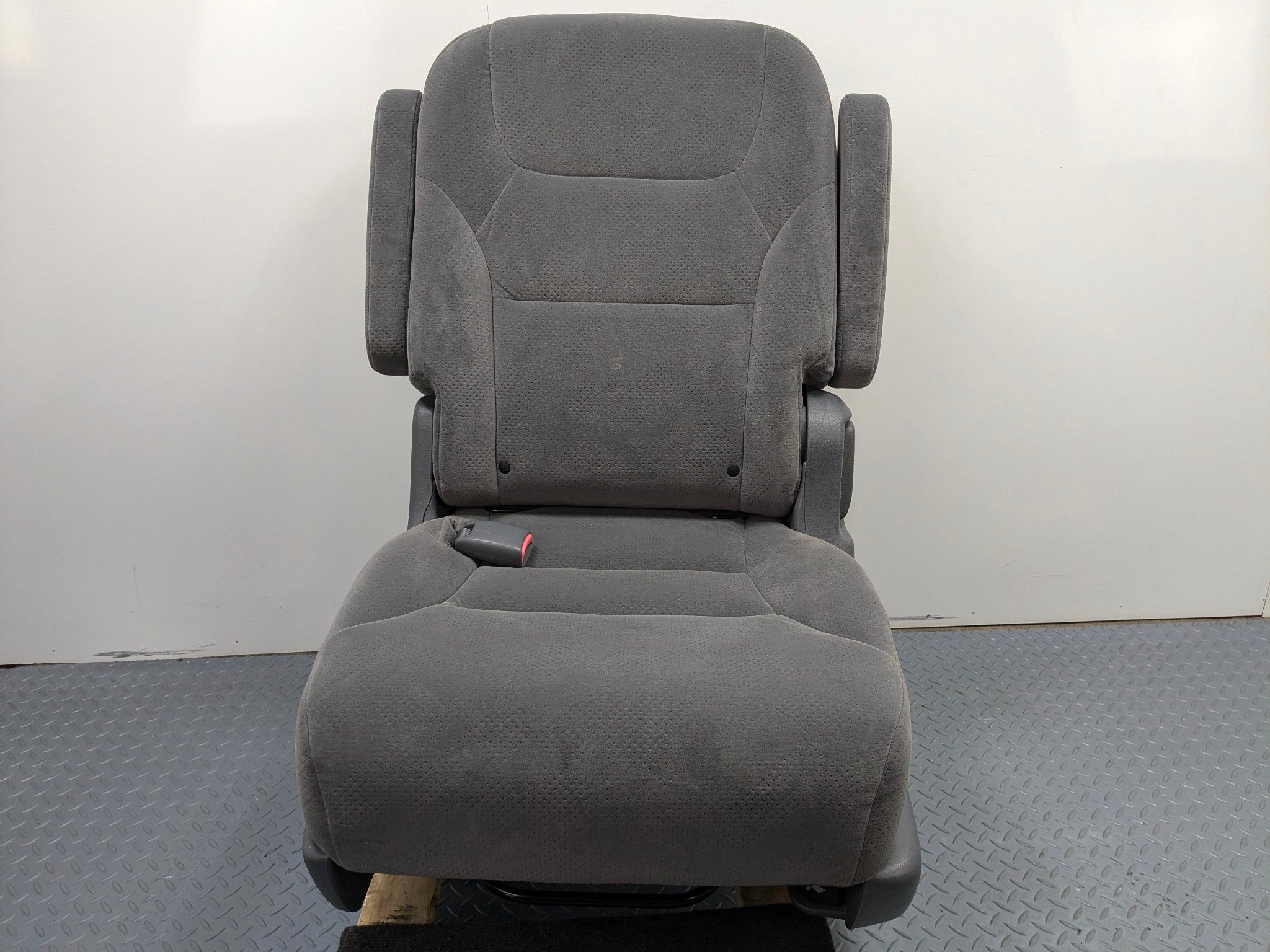 05 - 10 OEM HONDA ODYSSEY REAR LEFT SIDE SECOND ROW SEAT WITH SEATBELT BUCKLE