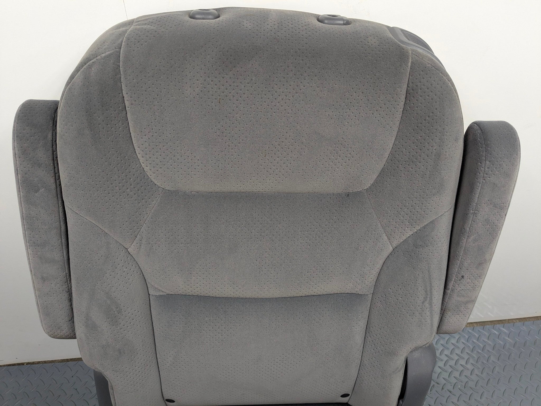 05 - 10 OEM HONDA ODYSSEY REAR LEFT SIDE SECOND ROW SEAT WITH SEATBELT BUCKLE