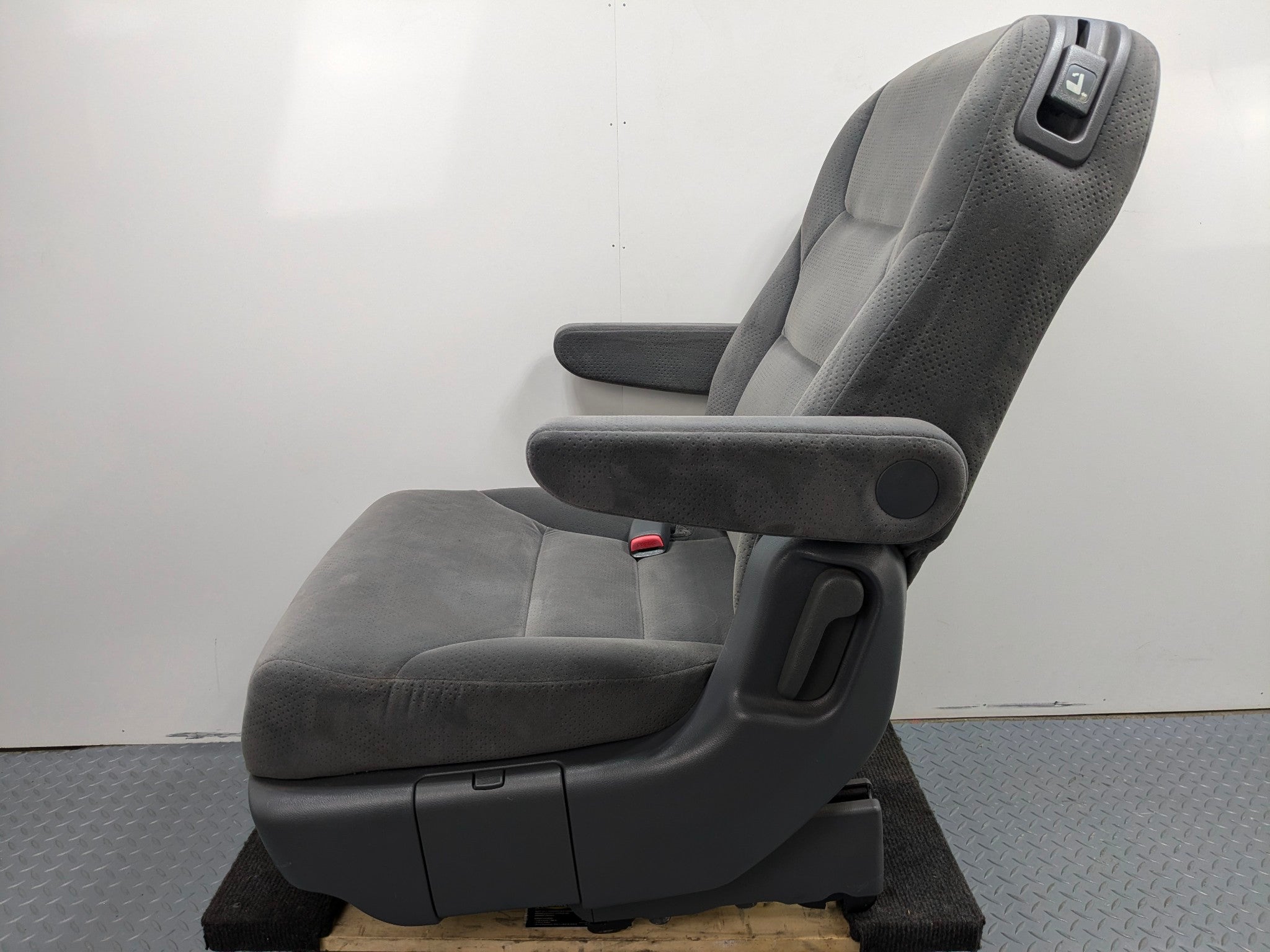 05 - 10 OEM HONDA ODYSSEY REAR LEFT SIDE SECOND ROW SEAT WITH SEATBELT BUCKLE