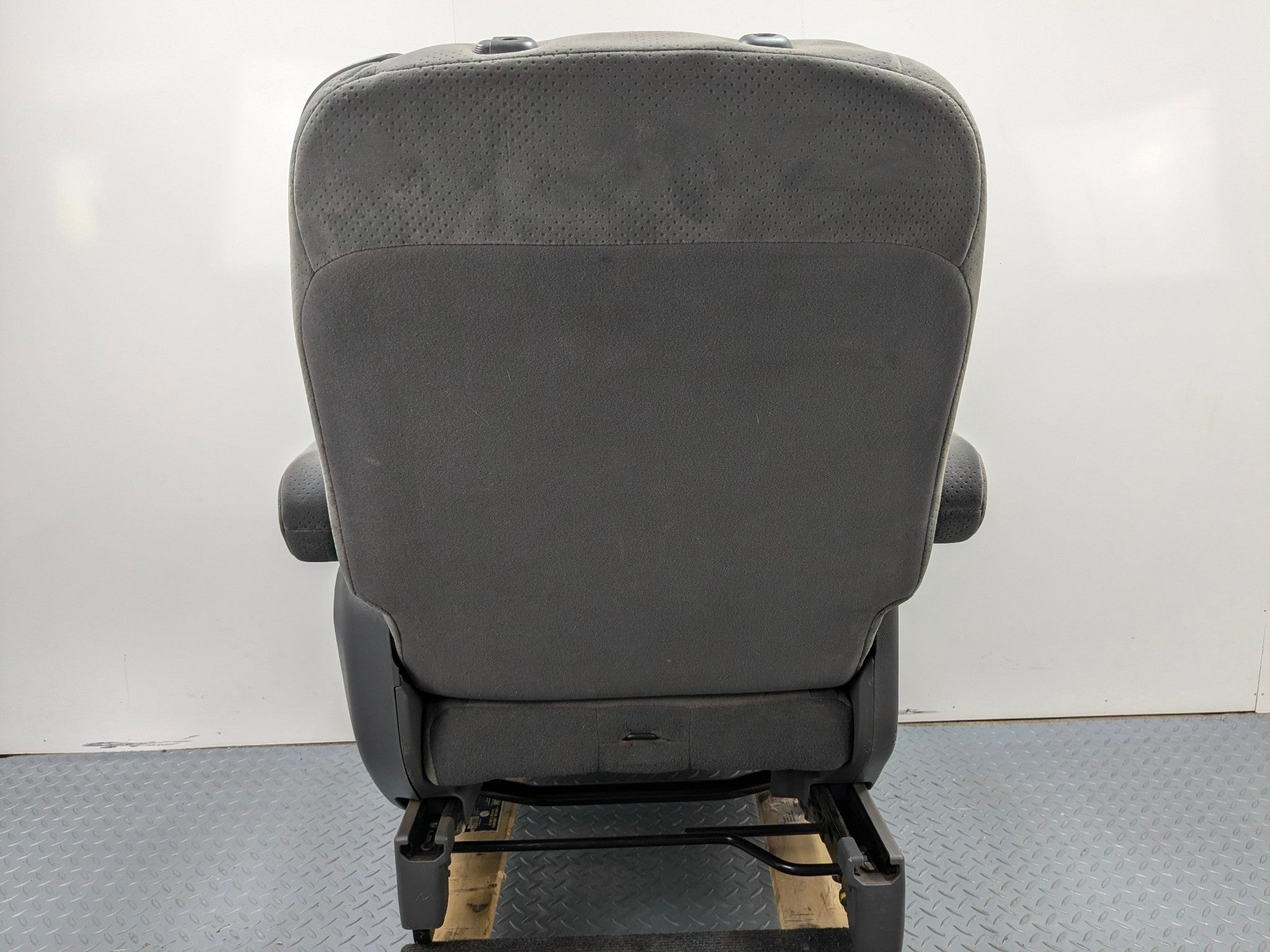 05 - 10 OEM HONDA ODYSSEY REAR LEFT SIDE SECOND ROW SEAT WITH SEATBELT BUCKLE