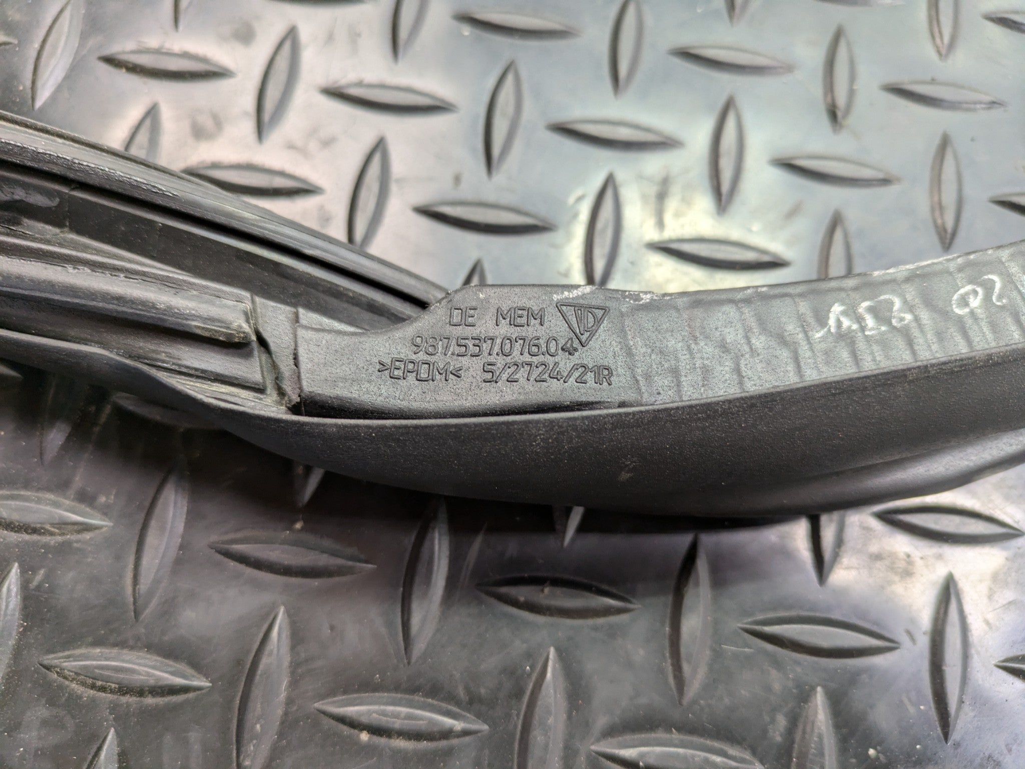 06 - 08 OEM PORSCHE CAYMAN FRONT RIGHT SIDE TRUNK HATCH SEAL WEATHER STRIPPING