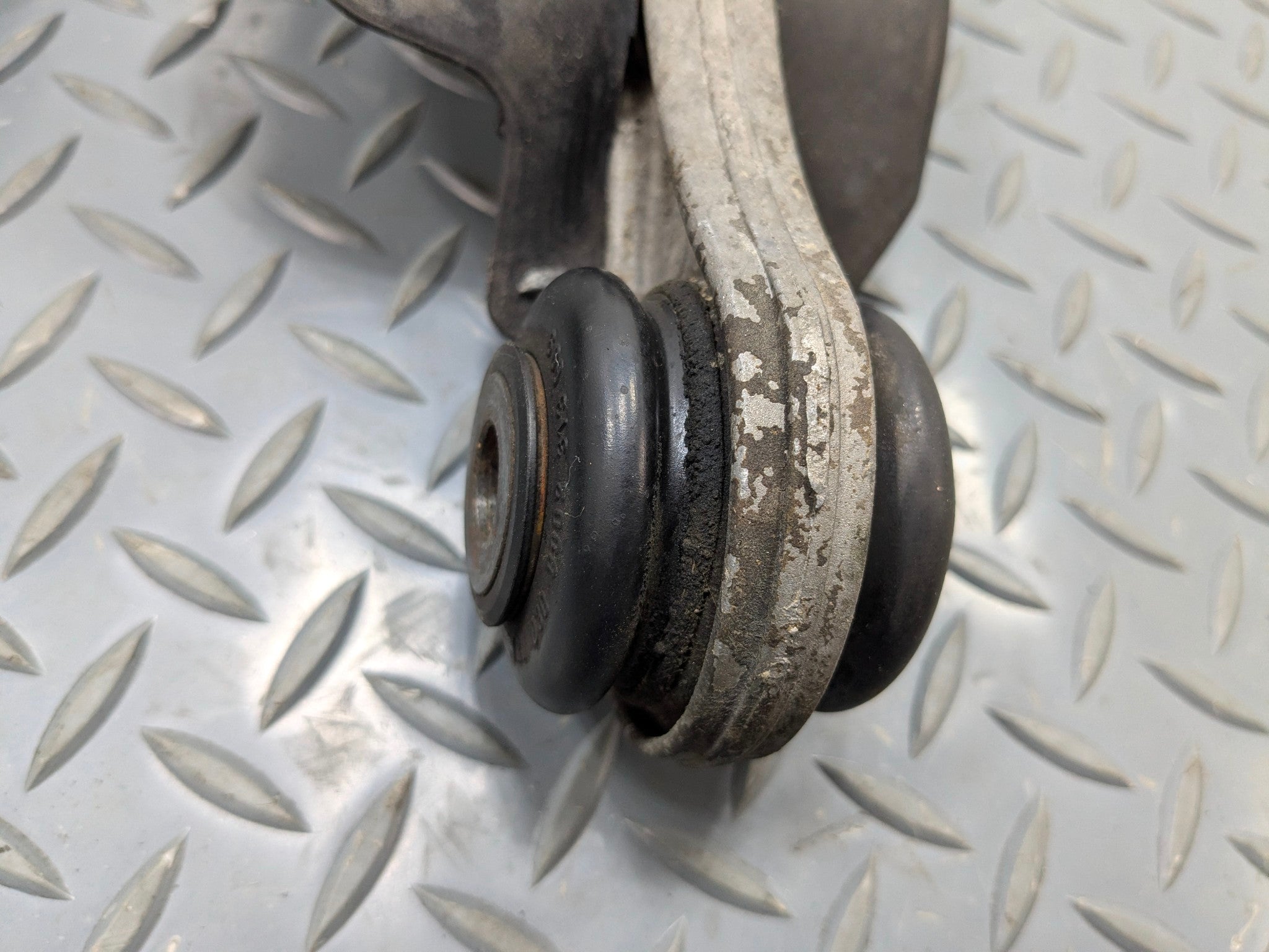 06 - 08 OEM PORSCHE CAYMAN FRONT LEFT AND RIGHT LOWER TRAILING CONTROL ARM SET