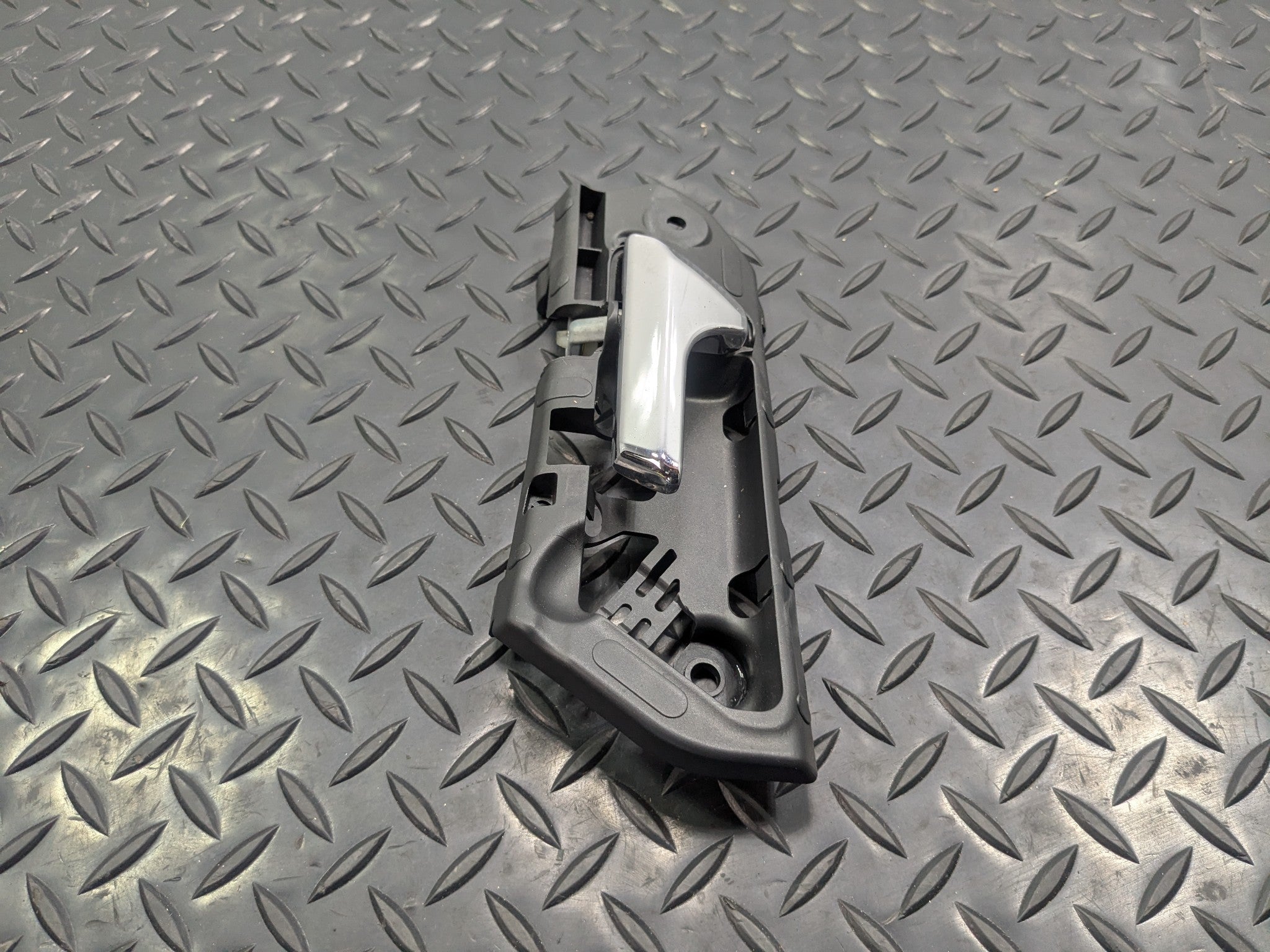 2009 - 2011 OEM MERCEDES-BENZ ML63 FRONT LEFT DRIVER SIDE INTERIOR DOOR HANDEL