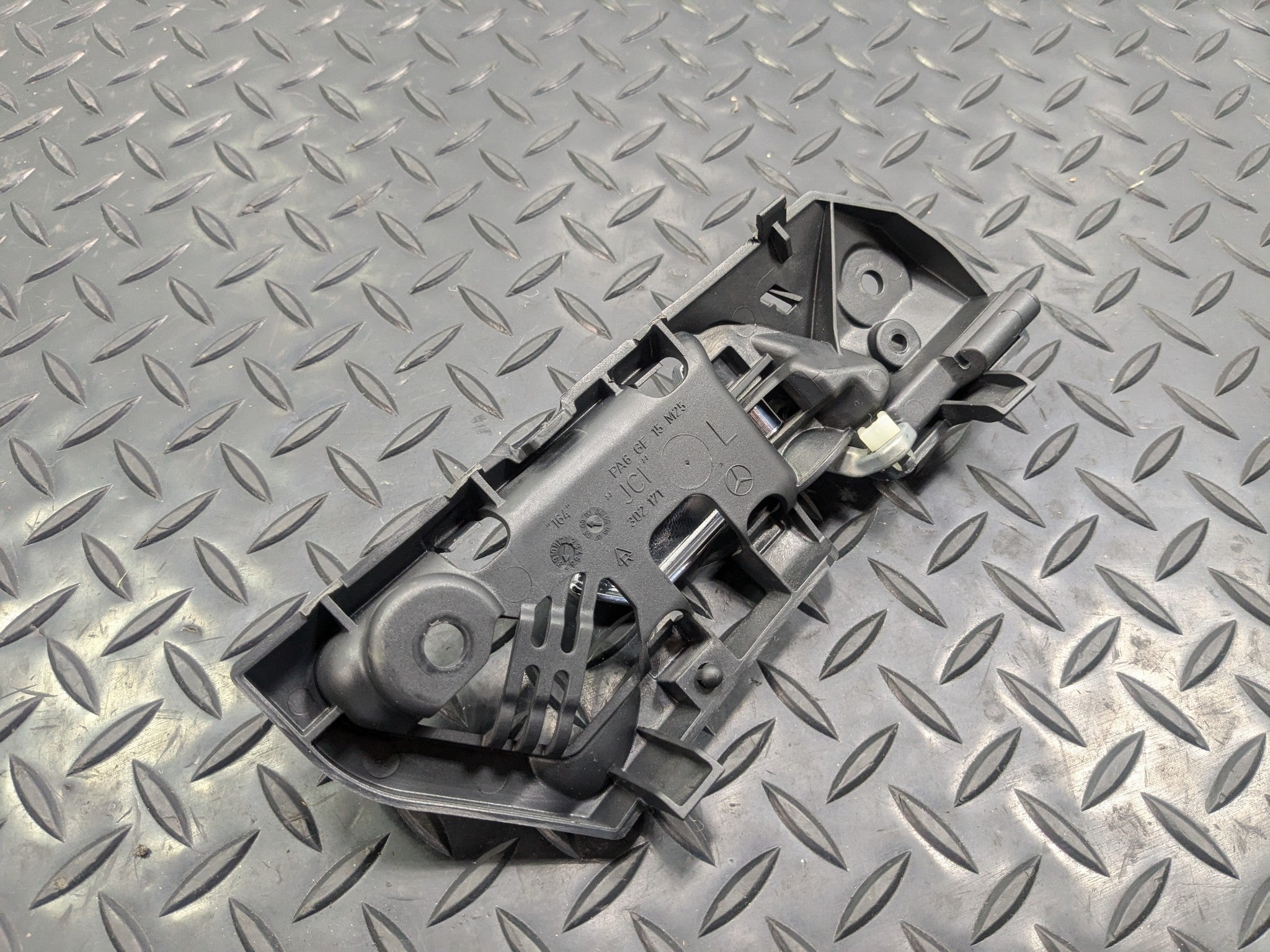 2009 - 2011 OEM MERCEDES-BENZ ML63 FRONT LEFT DRIVER SIDE INTERIOR DOOR HANDEL
