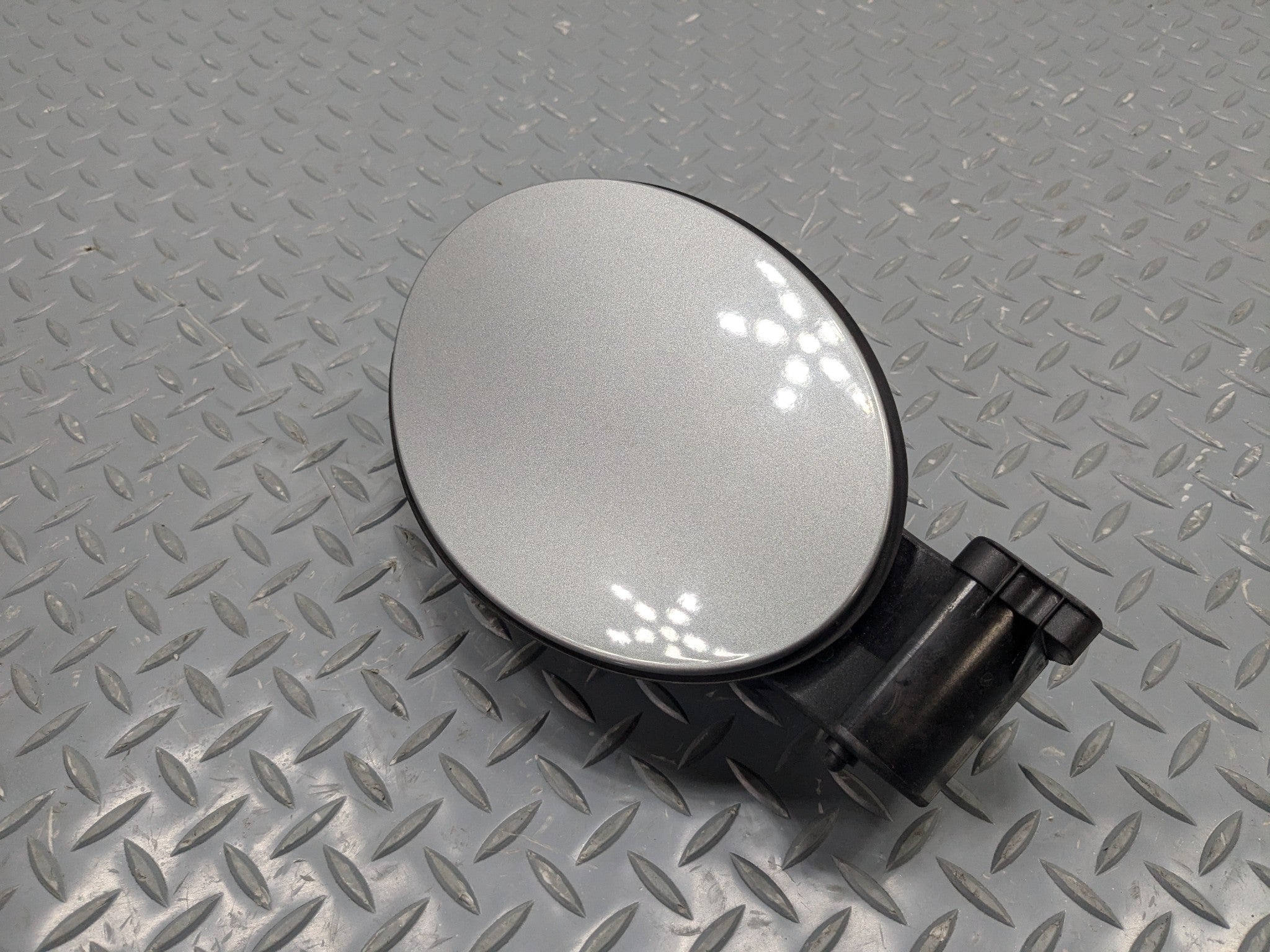 2009 - 2011 OEM MERCEDES-BENZ ML63 FUEL TANK DOOR GAS FILLER FLAP