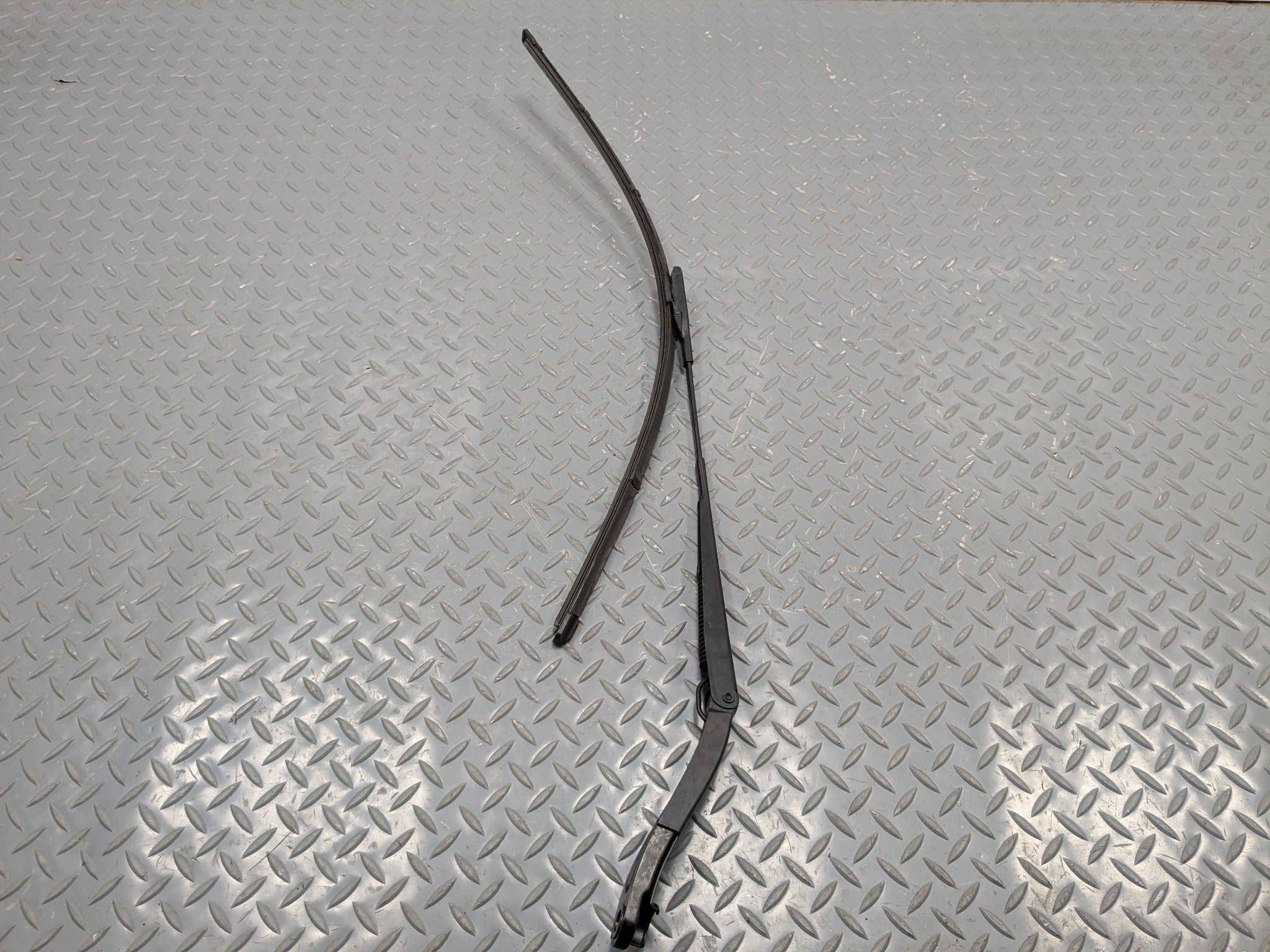 2009 - 2011 OEM MERCEDES-BENZ ML63 FRONT LEFT DRIVER SIDE WINDSHIELD WIPER ARM
