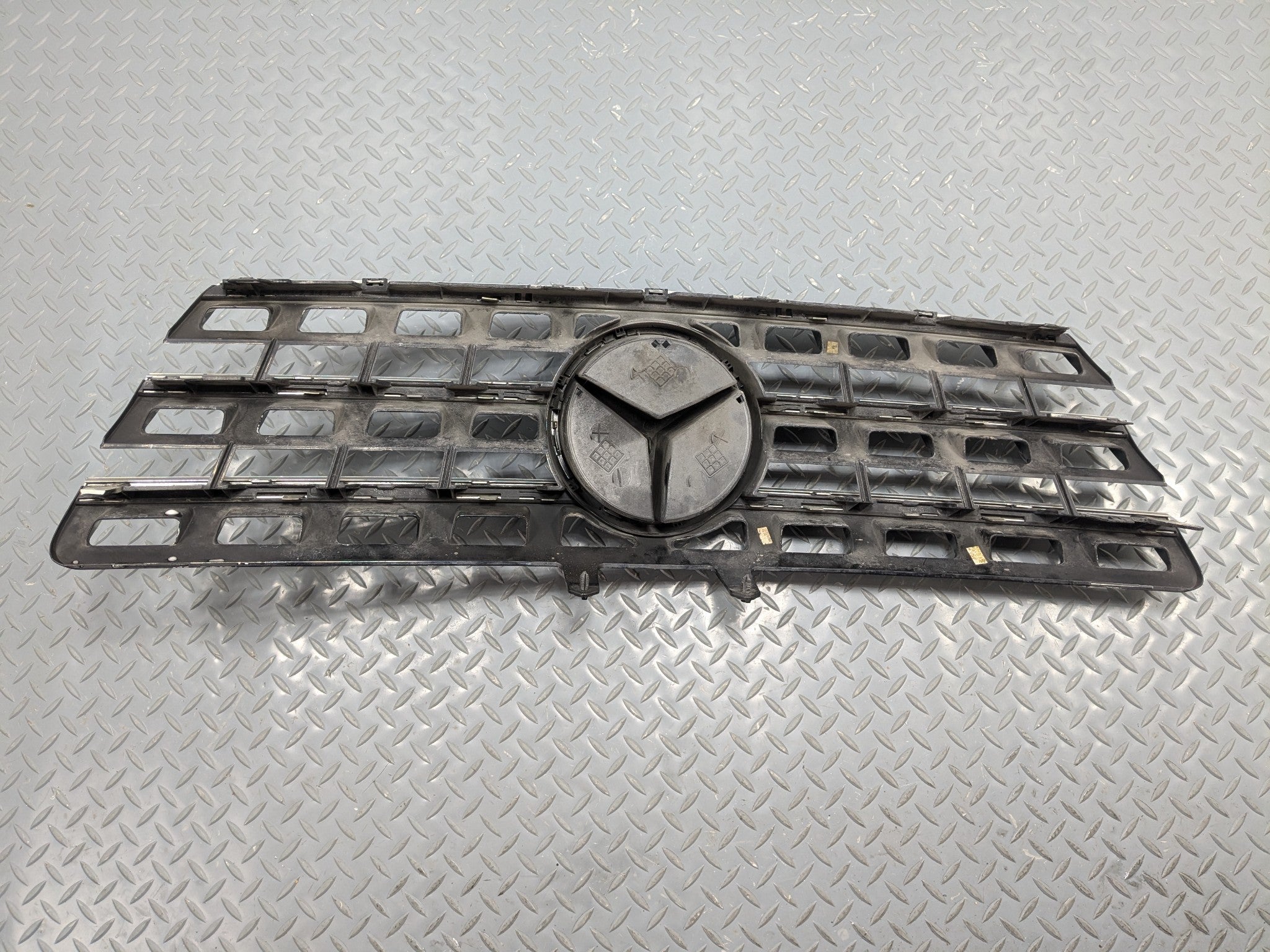 2009 - 2011 OEM MERCEDES-BENZ ML63 FRONT RADIATOR HOOD GRILLE CROME SILVER