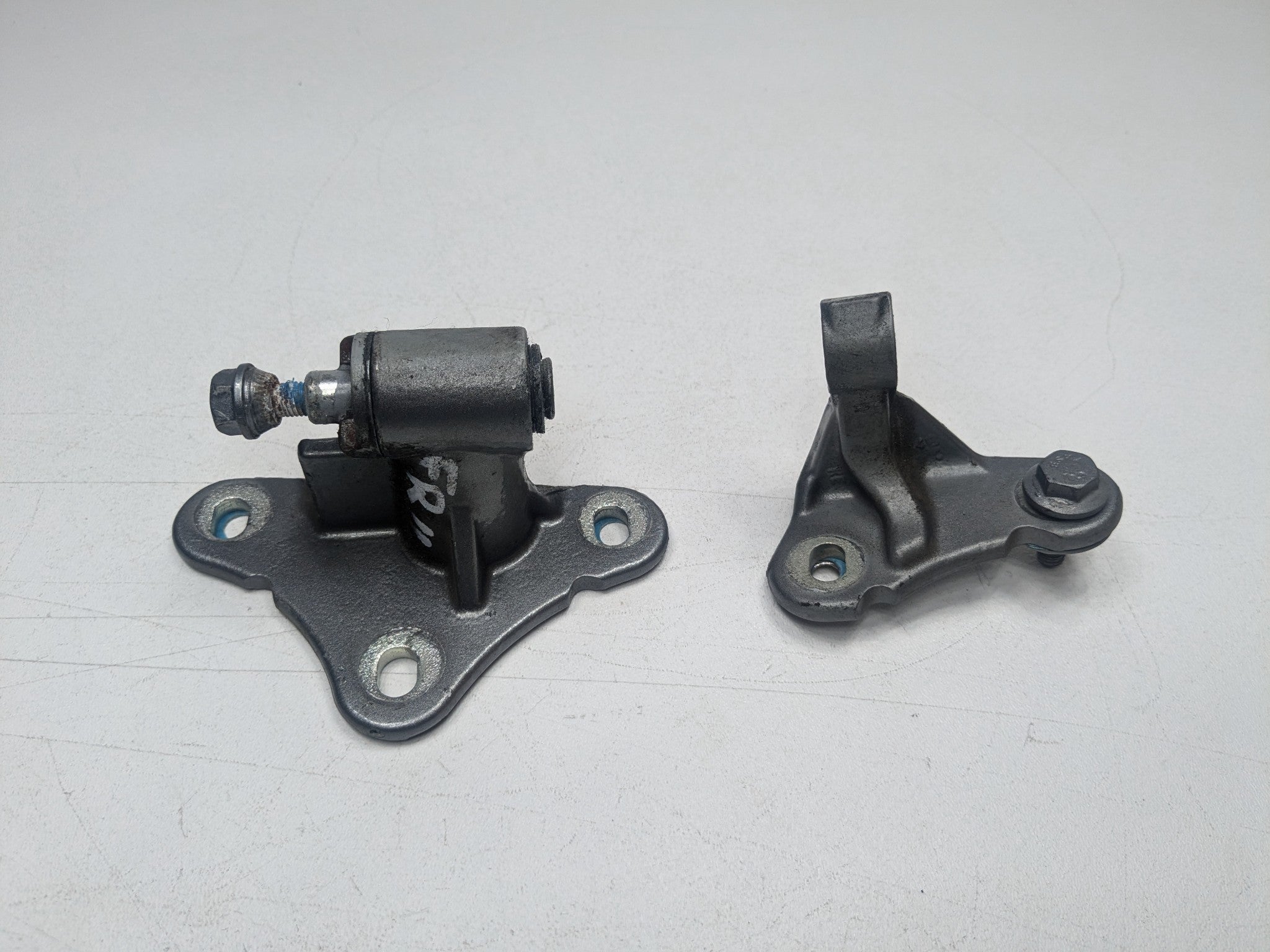 2009 - 2011 OEM MERCEDES-BENZ ML63 FRONT RIGHT PASSENGER SIDE DOOR HINGE