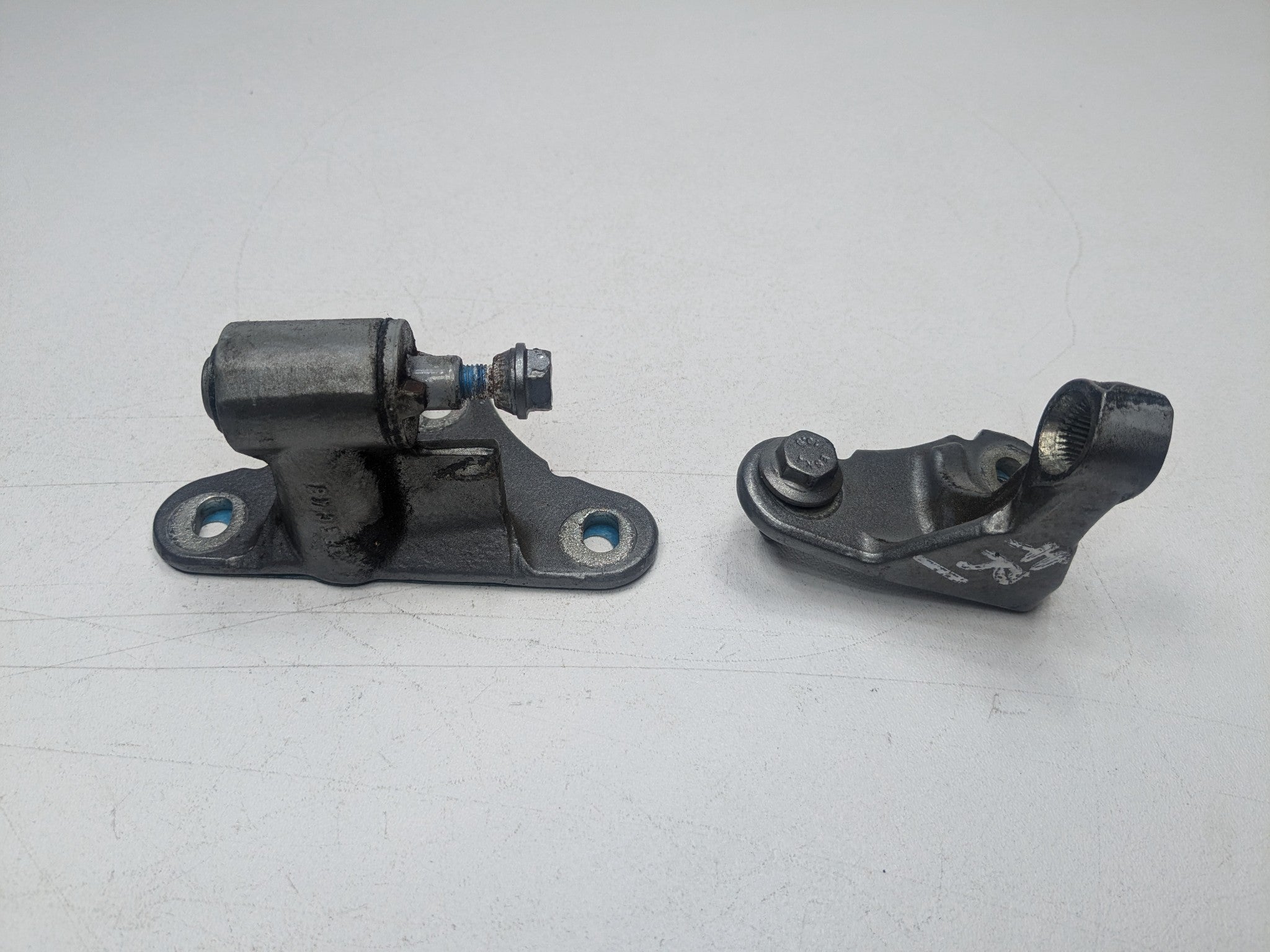 2009 - 2011 OEM MERCEDES-BENZ ML63 FRONT RIGHT PASSENGER SIDE DOOR HINGE
