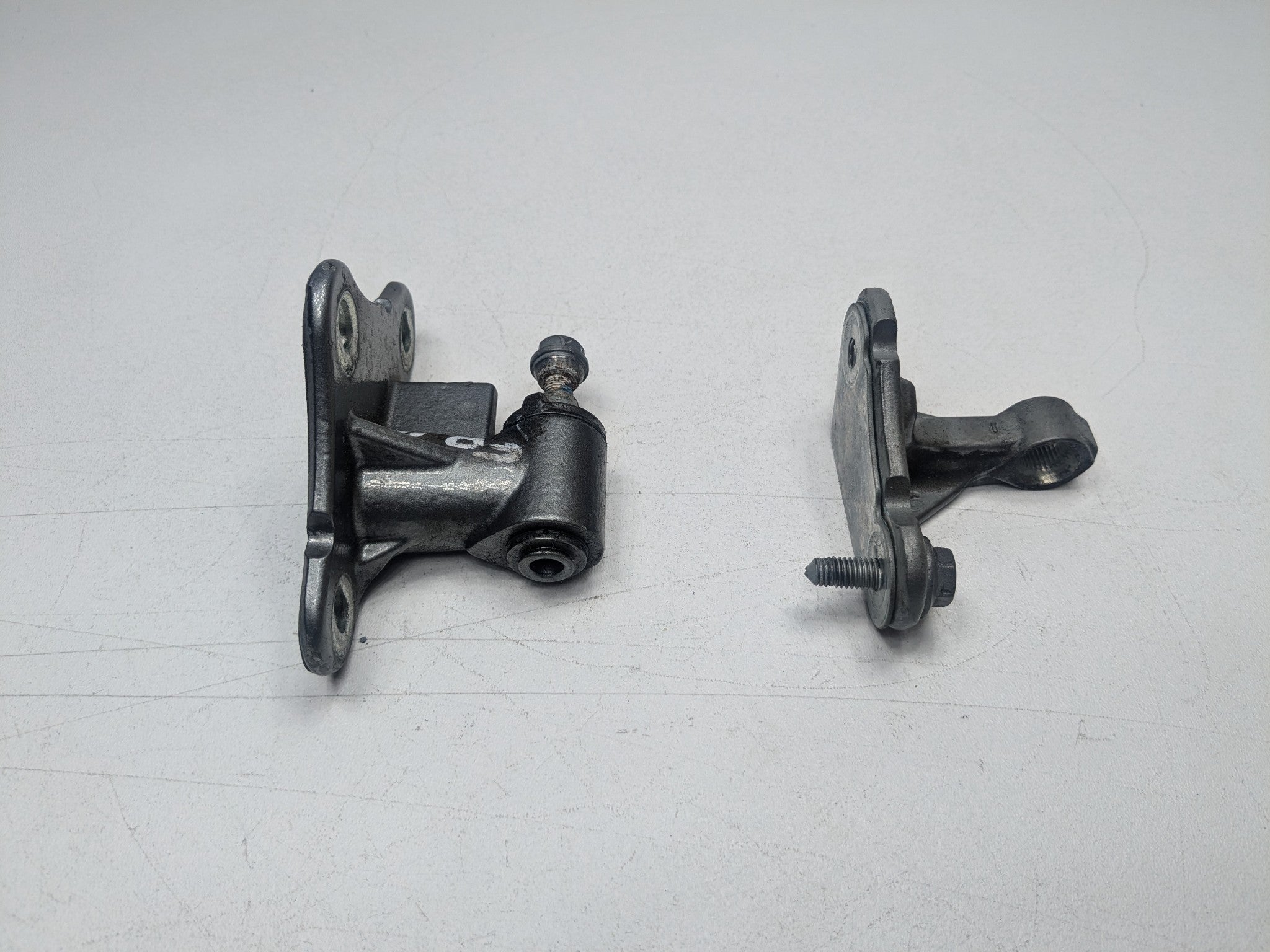 2009 - 2011 OEM MERCEDES-BENZ ML63 FRONT RIGHT PASSENGER SIDE DOOR HINGE