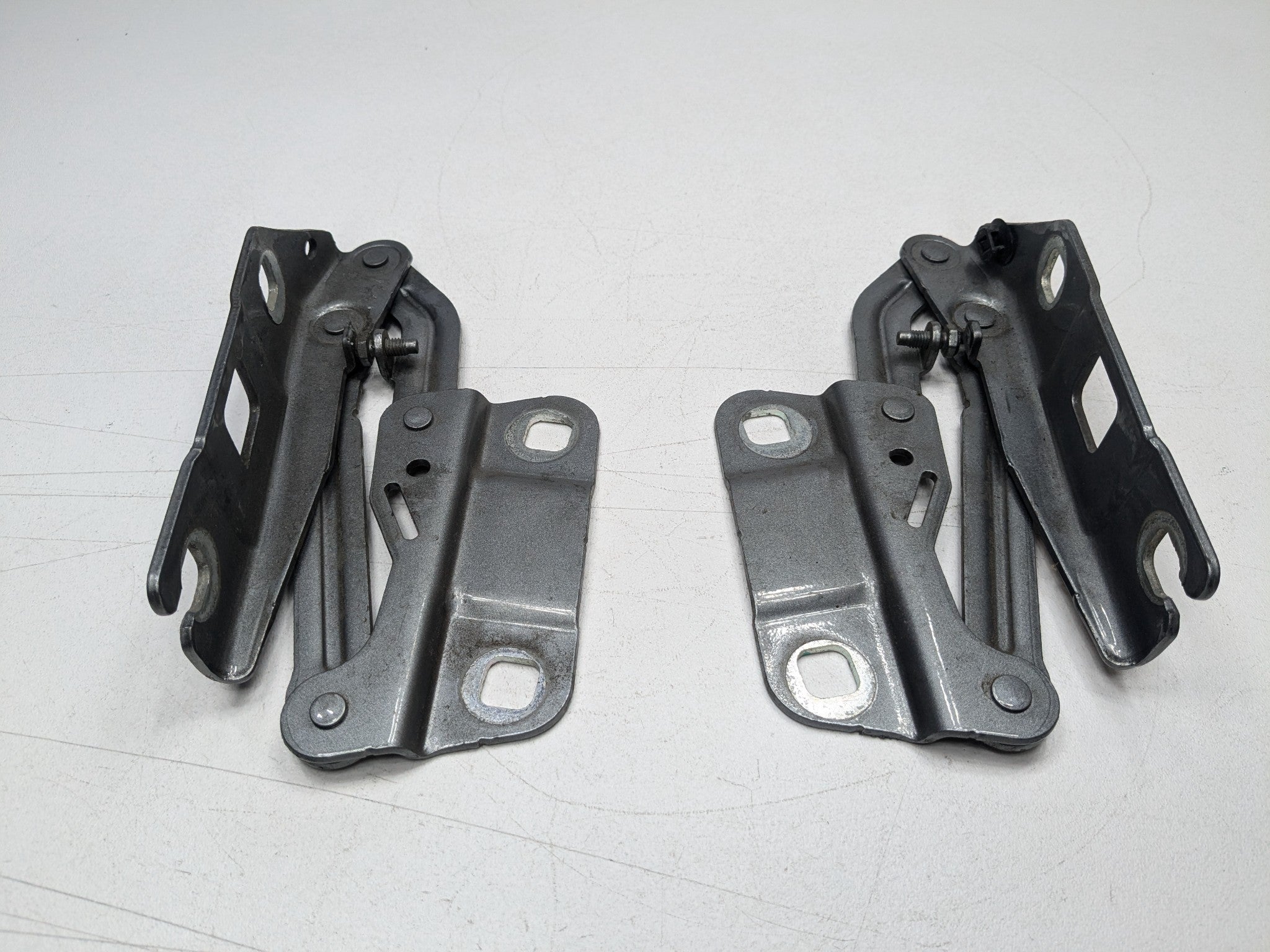 2009 - 2011 OEM MERCEDES-BENZ ML63 FRONT SIDE HOOD HINGE BRACKET SET