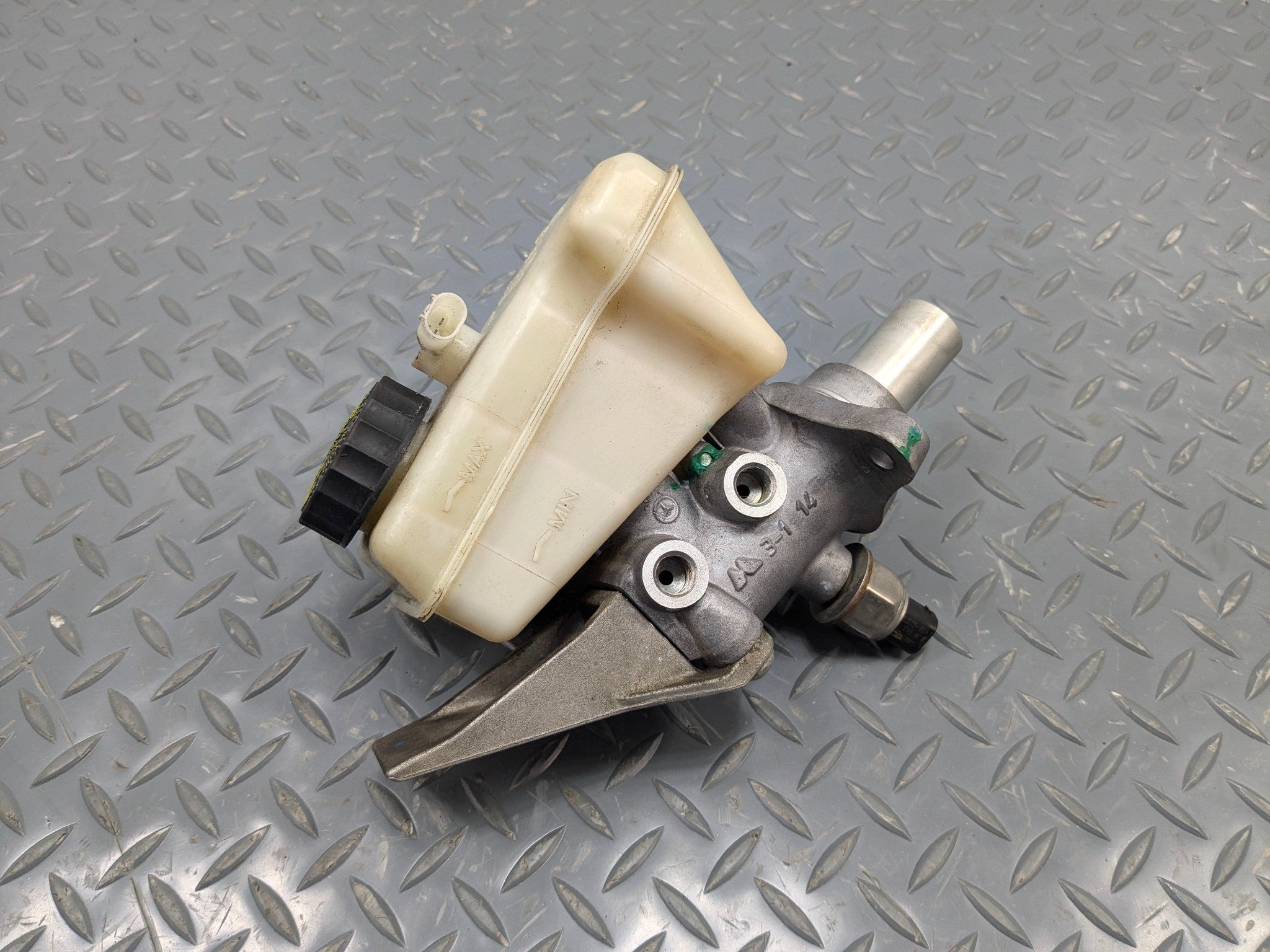 2009 - 2011 OEM MERCEDES-BENZ ML63 BRAKE MASTER CYLINDER WITH RESERVOIR