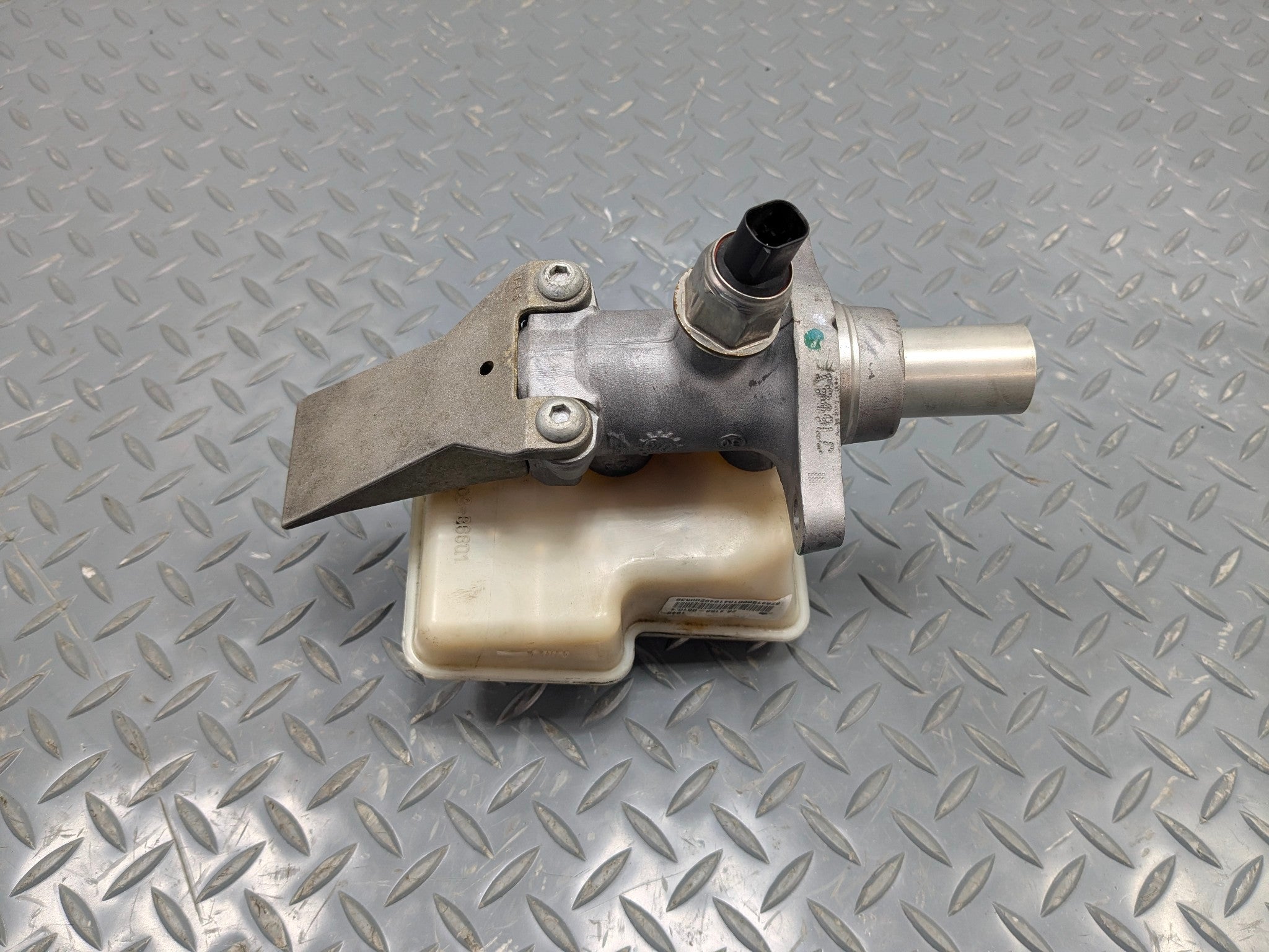 2009 - 2011 OEM MERCEDES-BENZ ML63 BRAKE MASTER CYLINDER WITH RESERVOIR