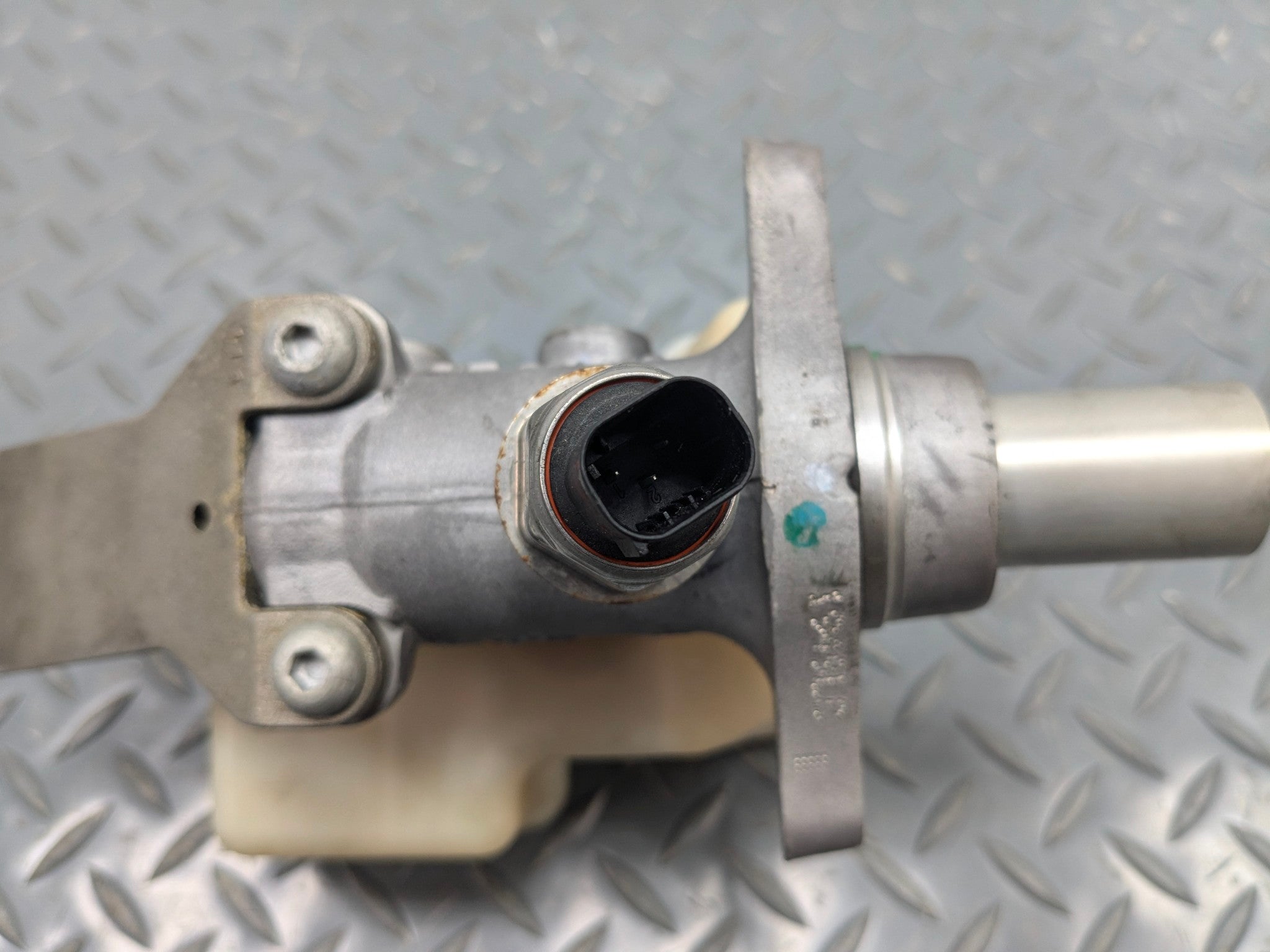 2009 - 2011 OEM MERCEDES-BENZ ML63 BRAKE MASTER CYLINDER WITH RESERVOIR
