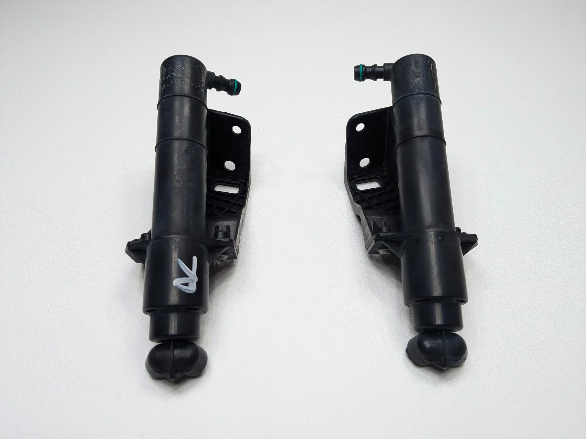 2009 - 2011 OEM MERCEDES-BENZ ML63 FRONT LEFT AND RIGHT HEADLIGHT WASHER NOZZLE