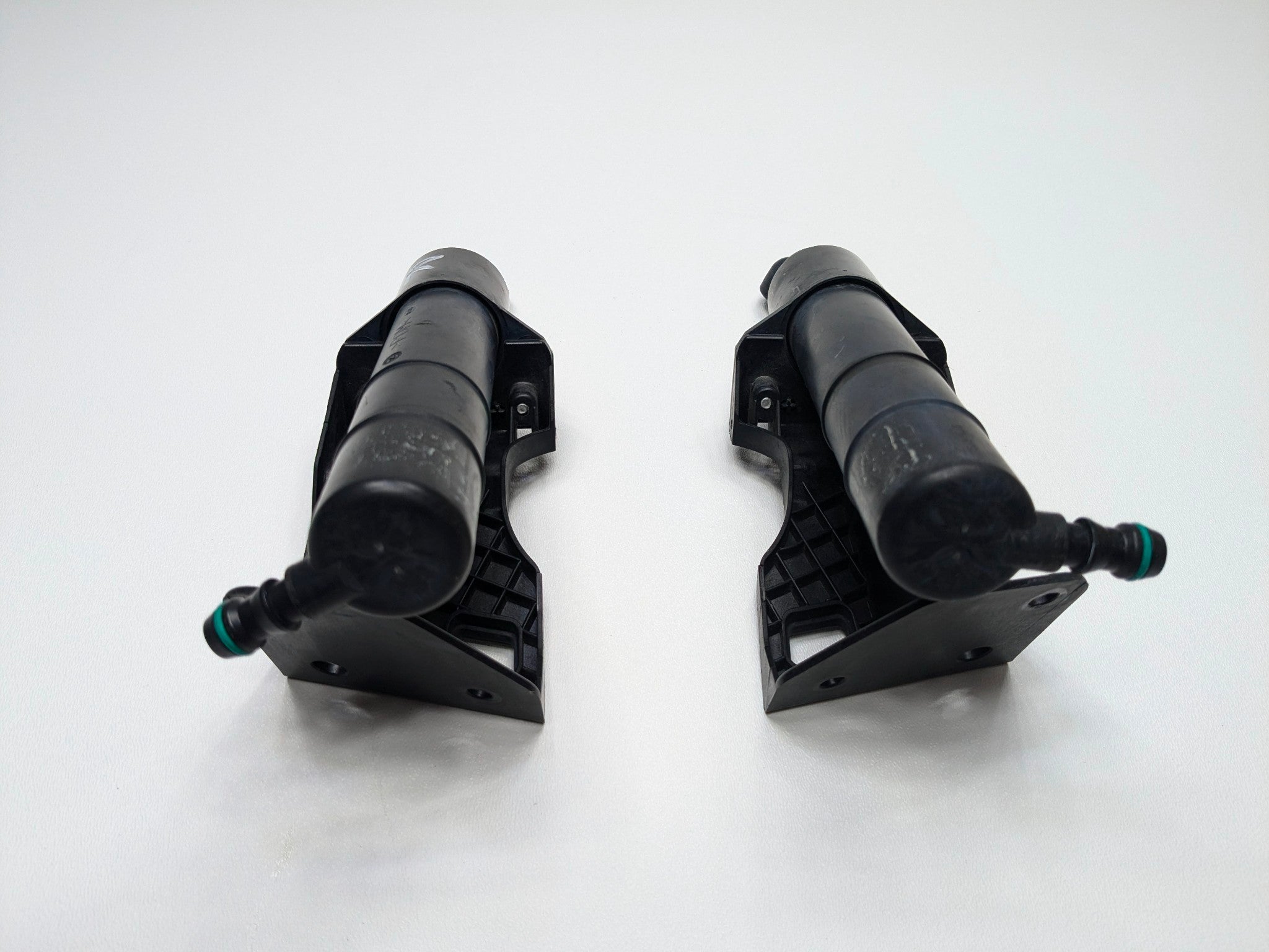 2009 - 2011 OEM MERCEDES-BENZ ML63 FRONT LEFT AND RIGHT HEADLIGHT WASHER NOZZLE