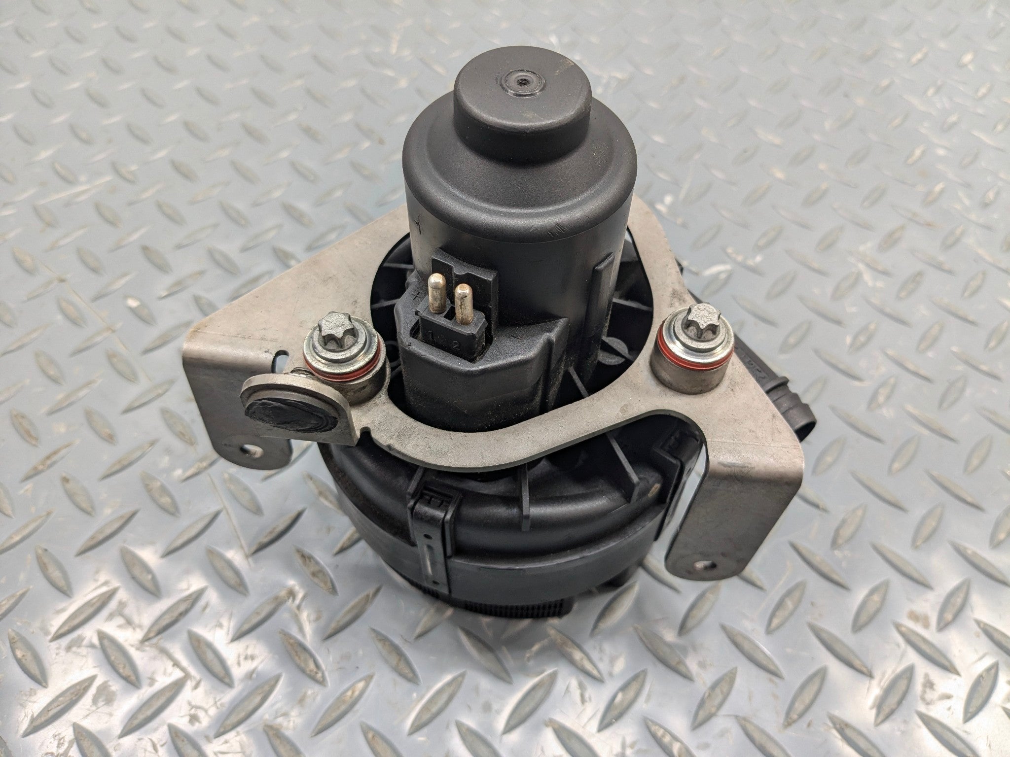 2009 - 2011 OEM MERCEDES-BENZ ML63 AMG SECONDARY AIR INJECTION SMOG PUMP