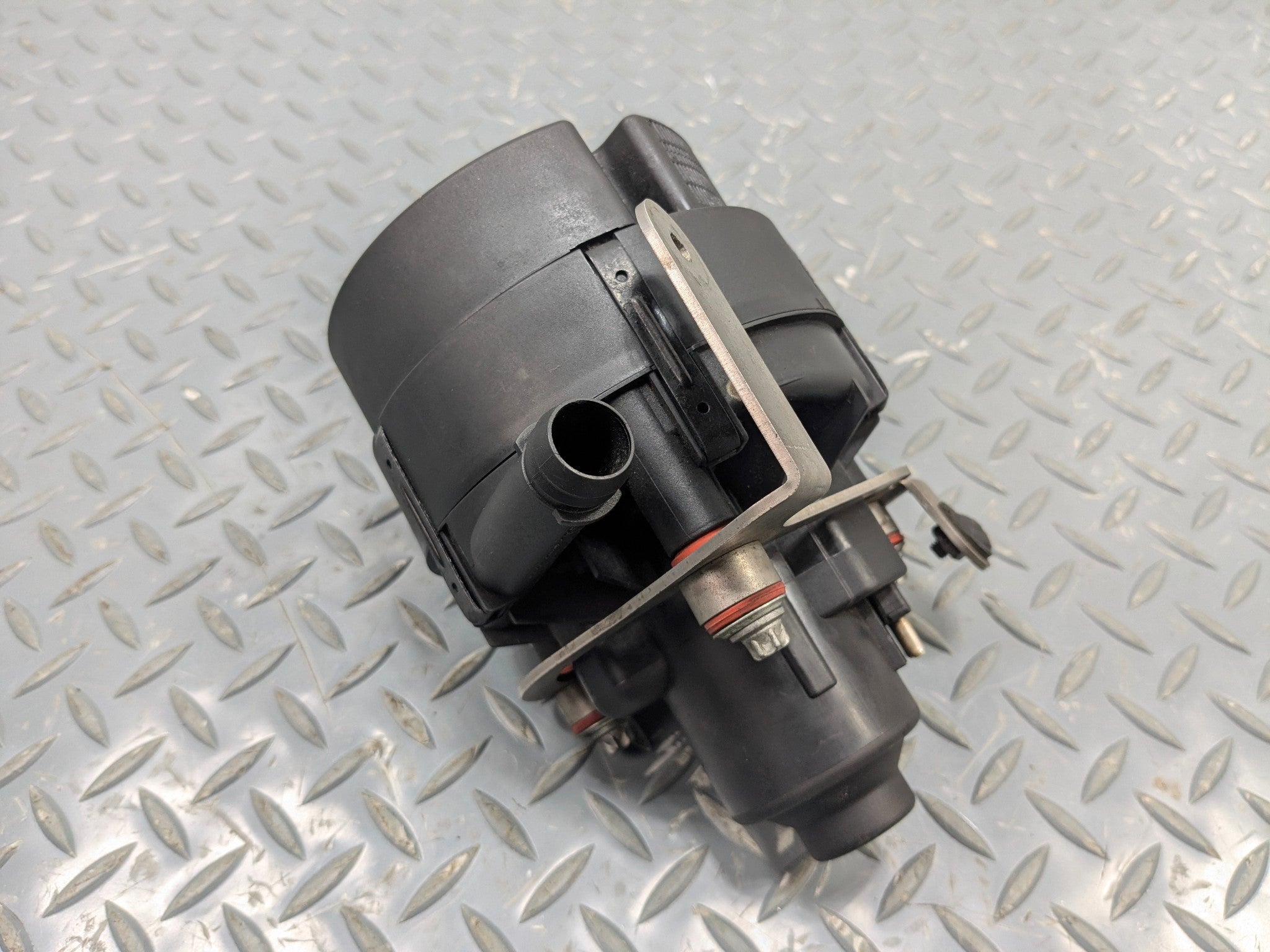 2009 - 2011 OEM MERCEDES-BENZ ML63 AMG SECONDARY AIR INJECTION SMOG PUMP