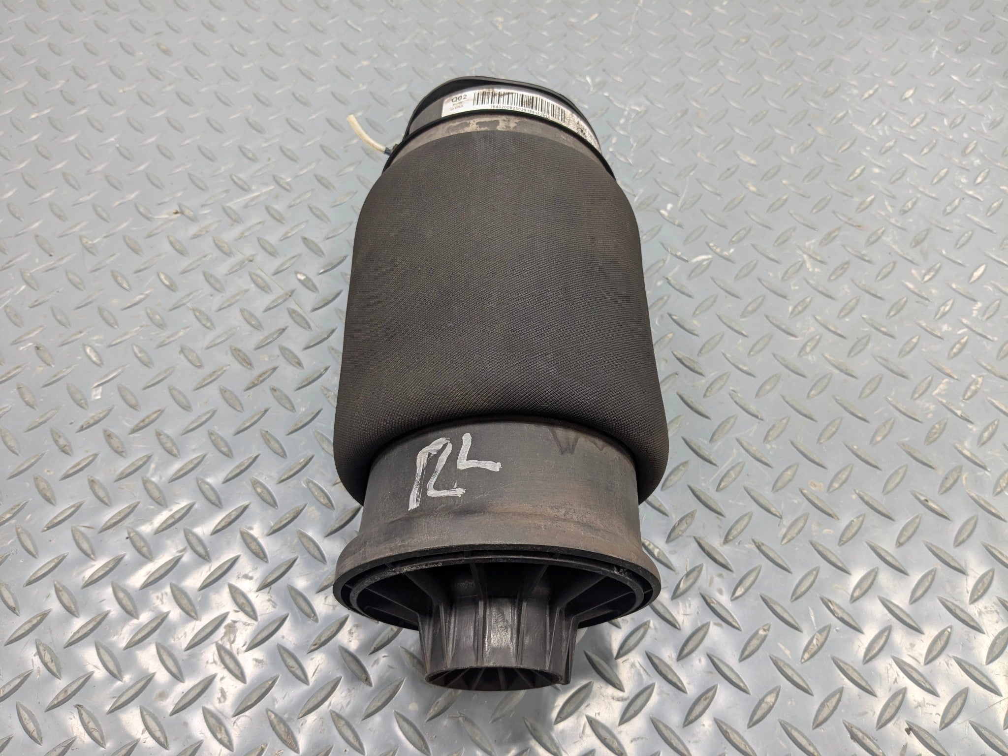 2009 - 11 OEM MERCEDES-BENZ ML63 REAR LEFT AIR SUSPENSION COIL SPRING SHOCK