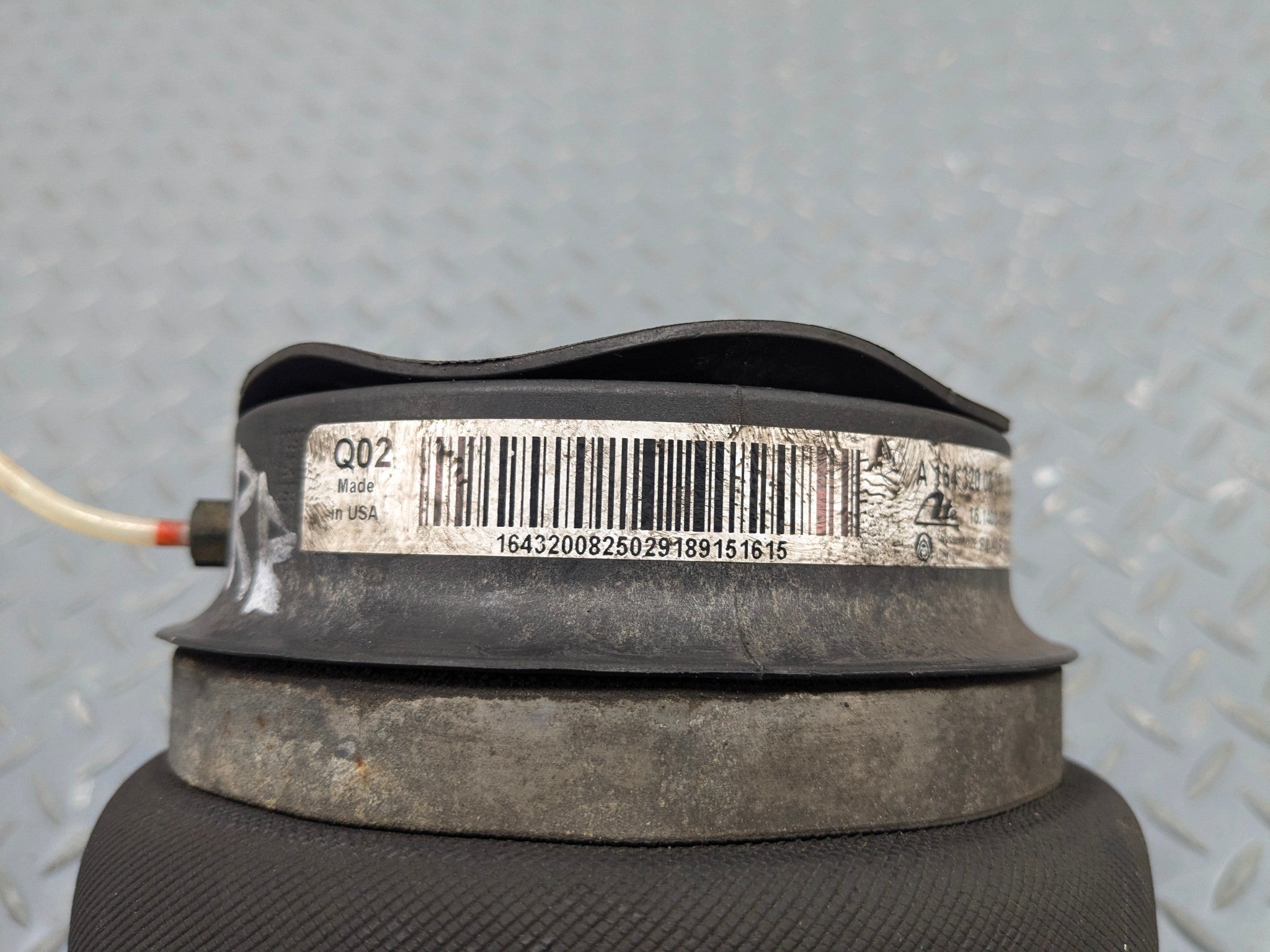 2009 - 11 OEM MERCEDES-BENZ ML63 REAR RIGHT AIR SUSPENSION COIL SPRING SHOCK
