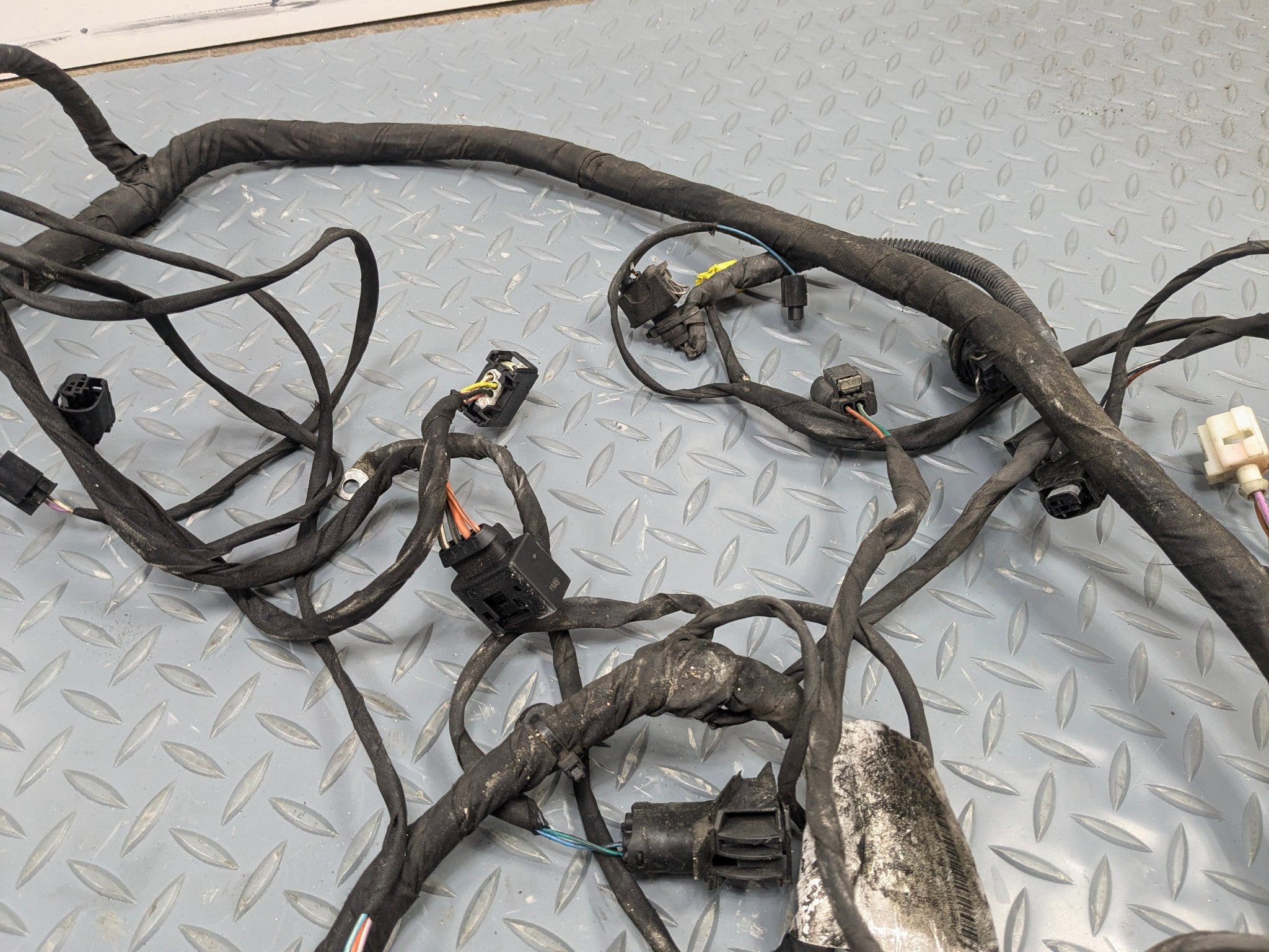 2009 - 2011 OEM MERCEDES-BENZ ML63 FRONT HOOD WIRE HARNESS WITH FUSEBOX