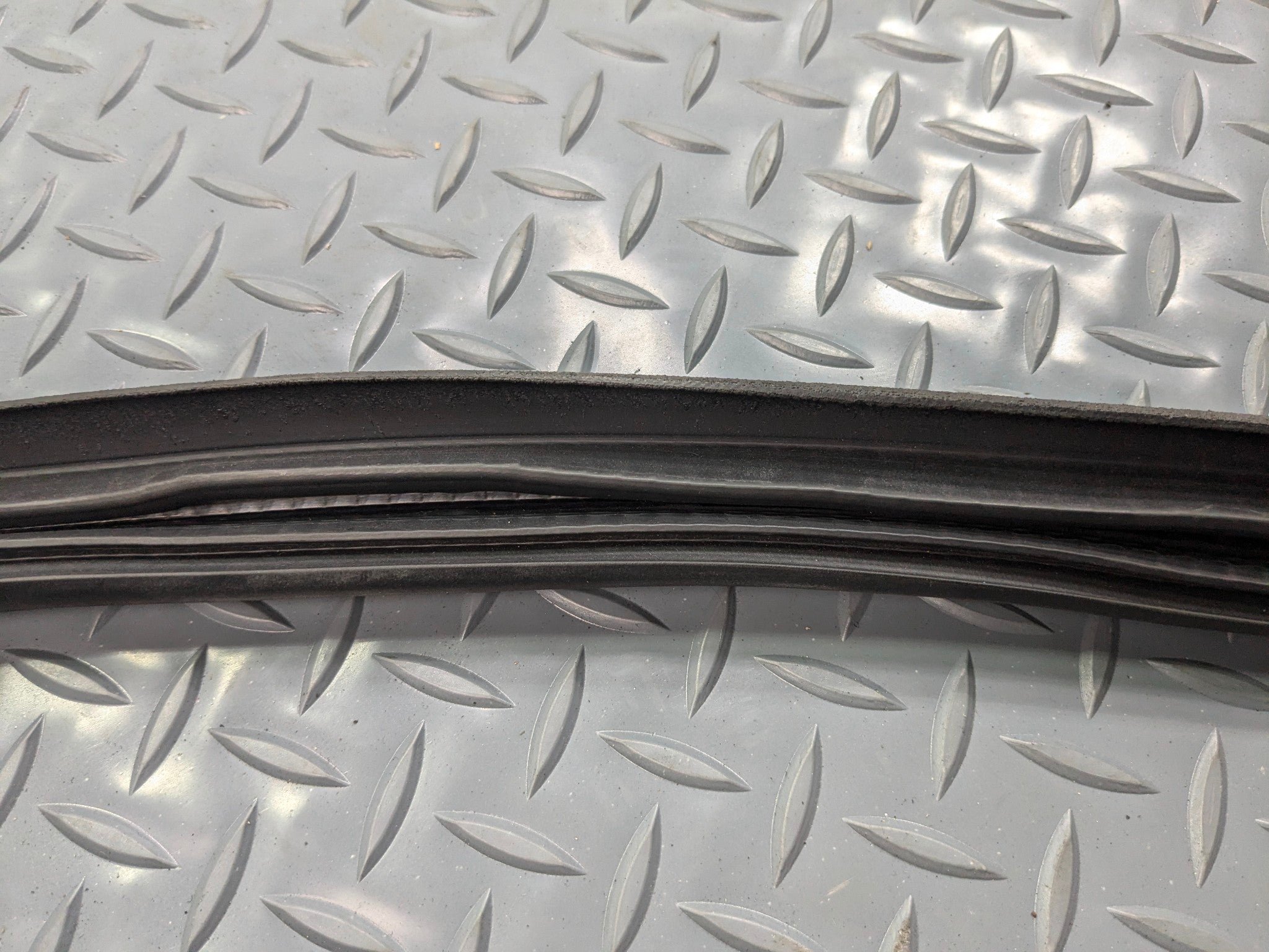 2009 - 2011 OEM MERCEDES-BENZ ML63 FRONT LEFT DOOR SEAL WEATHER STRIPPING RUBBER