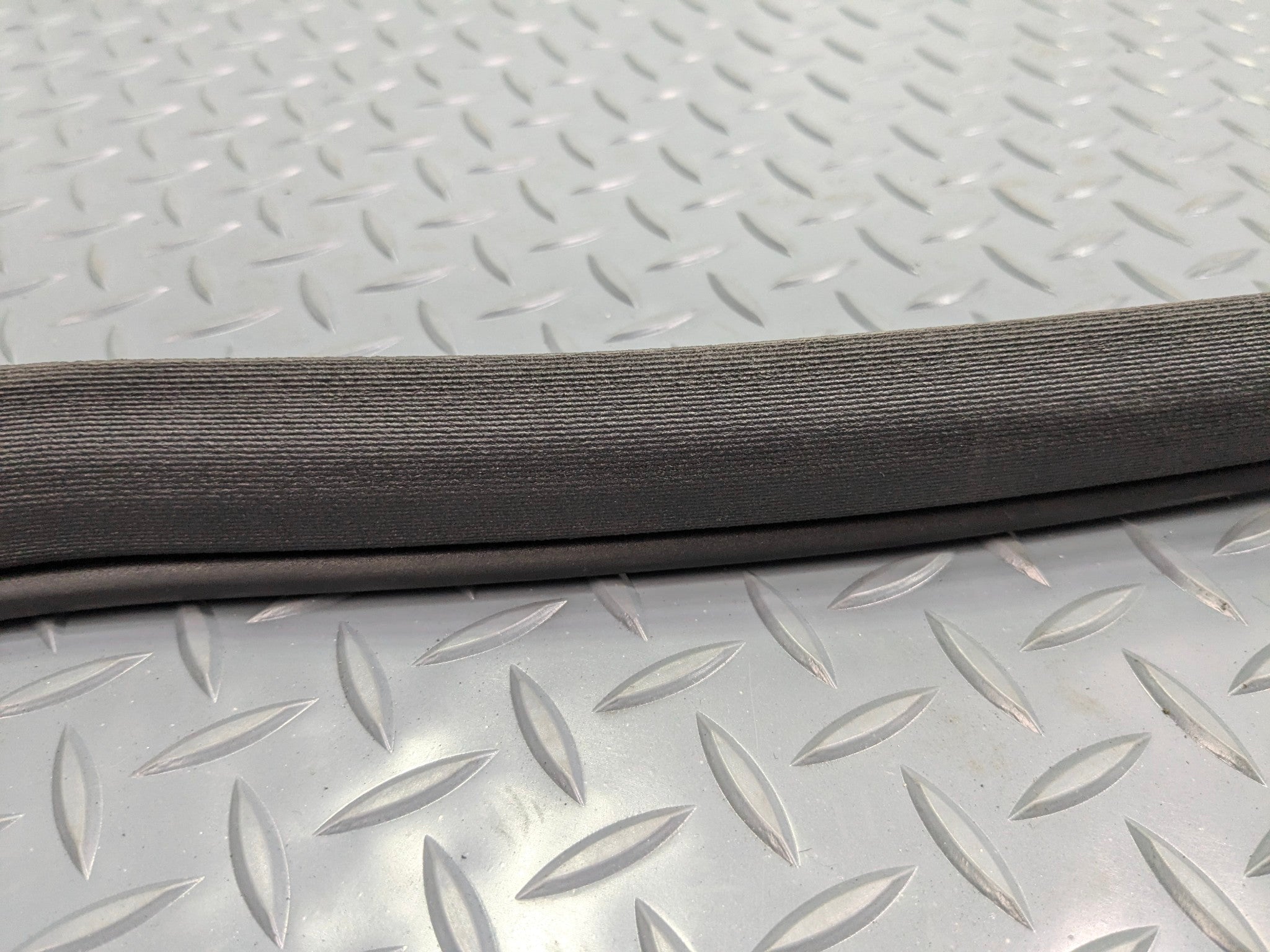2009 - 2011 OEM MERCEDES-BENZ ML63 FRONT LEFT DOOR SEAL WEATHER STRIPPING RUBBER