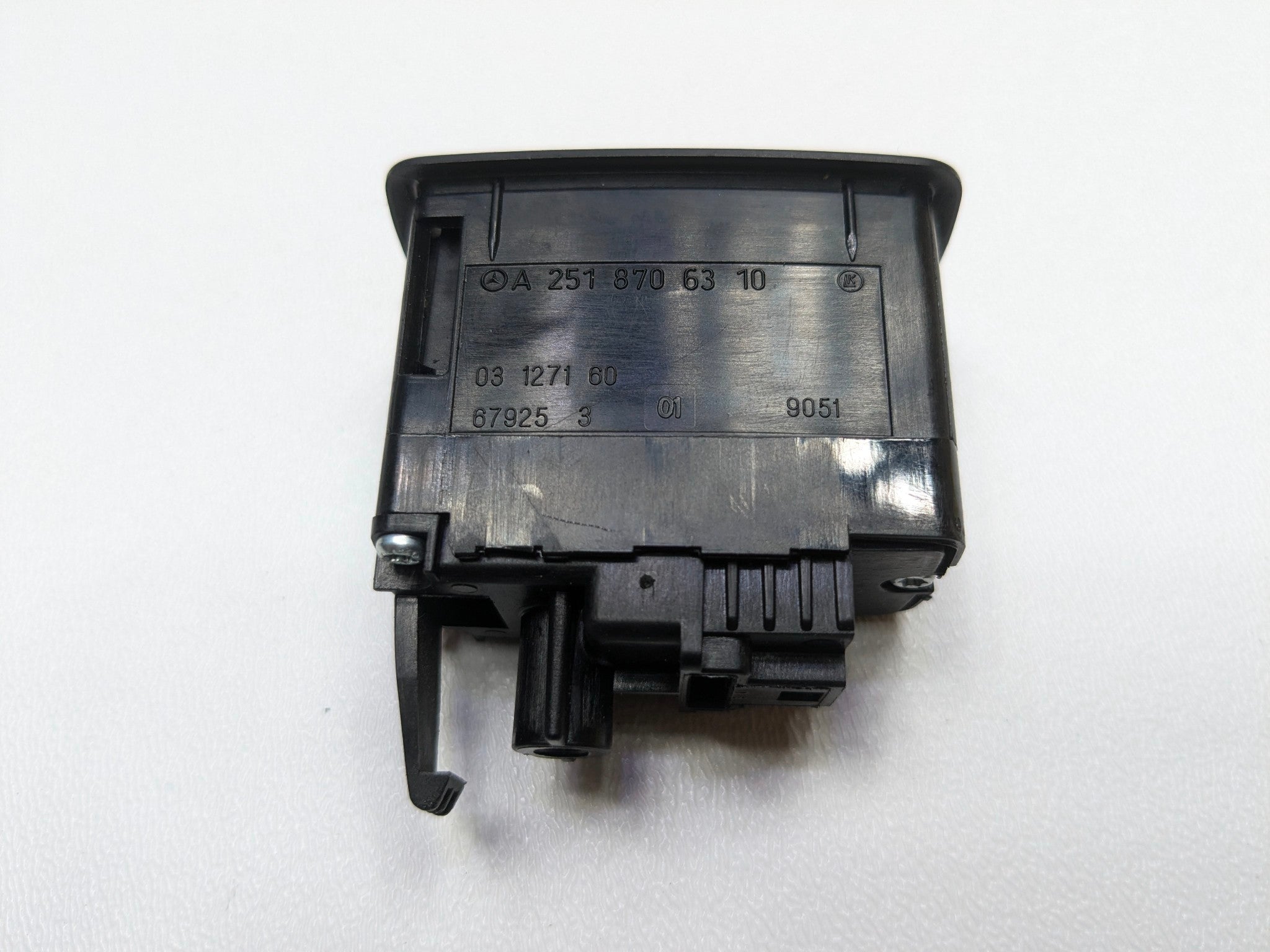 2009 - 2011 OEM MERCEDES-BENZ ML63 FRONT SIDE TRUNK LID GATE RELEASE LOCK SWITCH