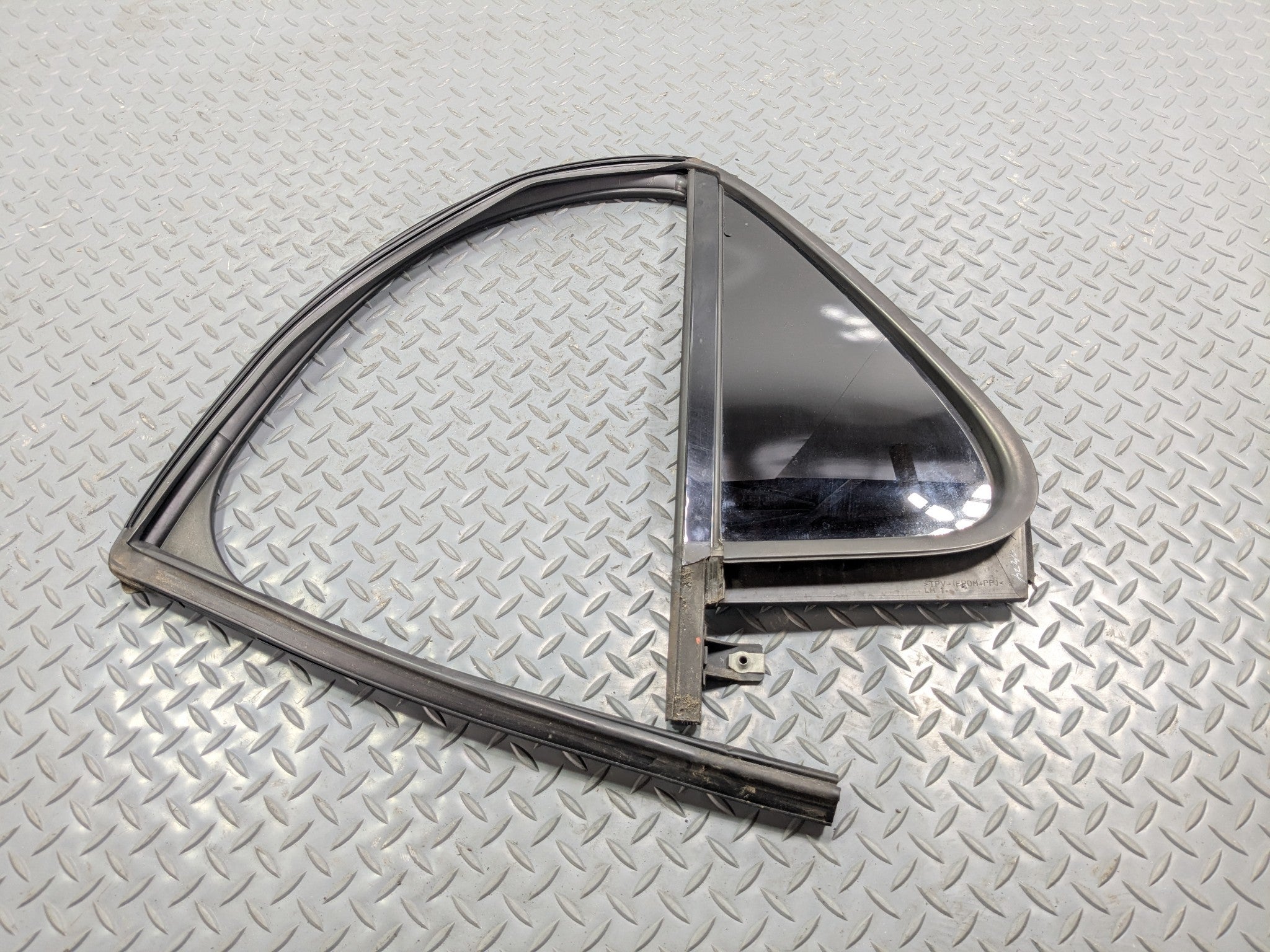 2011 - 2015 OEM FORD EXPLORER REAR LEFT DRIVER SIDE VENT WINDOW GLASS