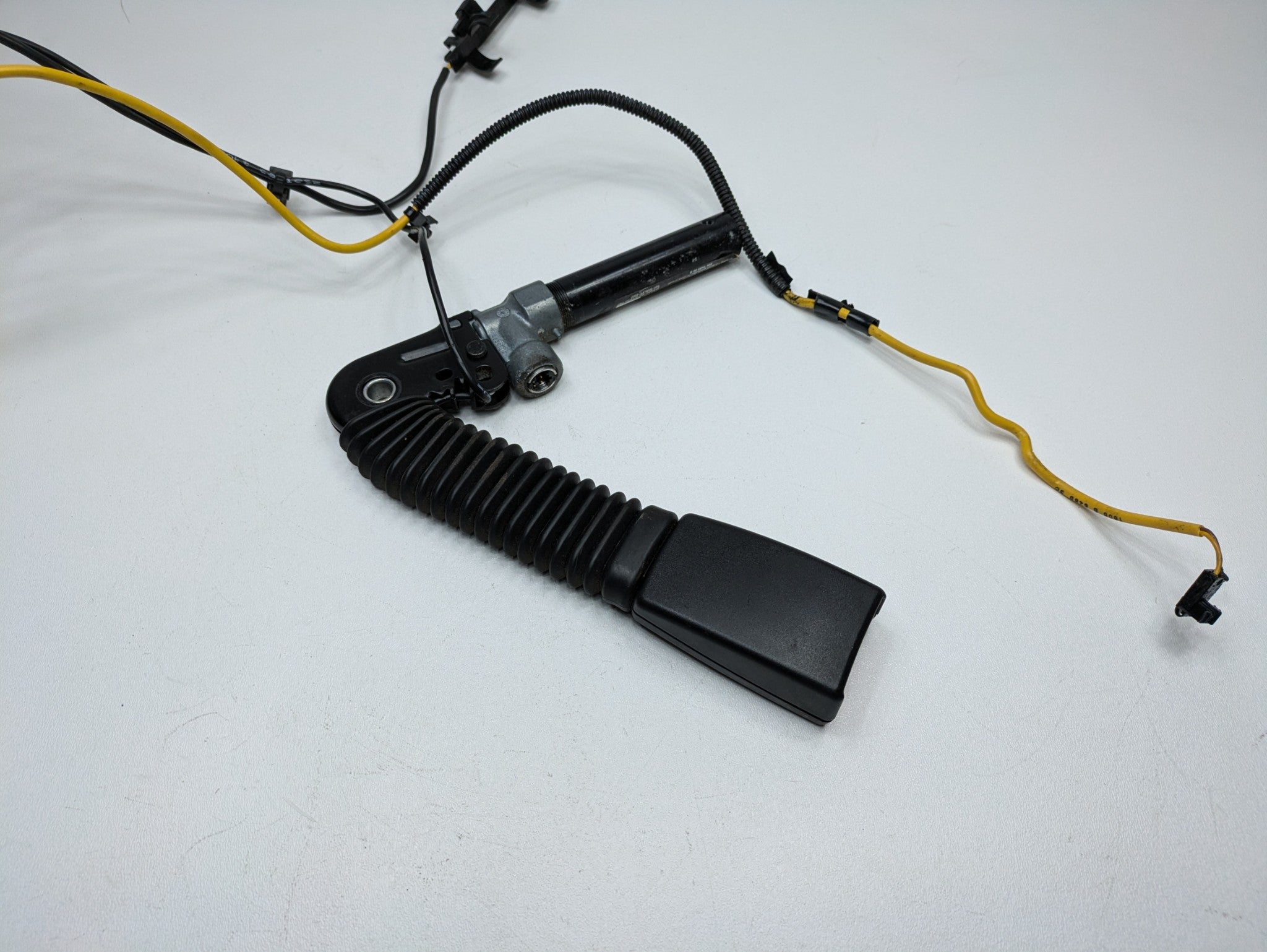 2011 - 2013 OEM MINI COOPER FRONT RIGHT SIDE SEAT BELT TENSIONER BUCKLE