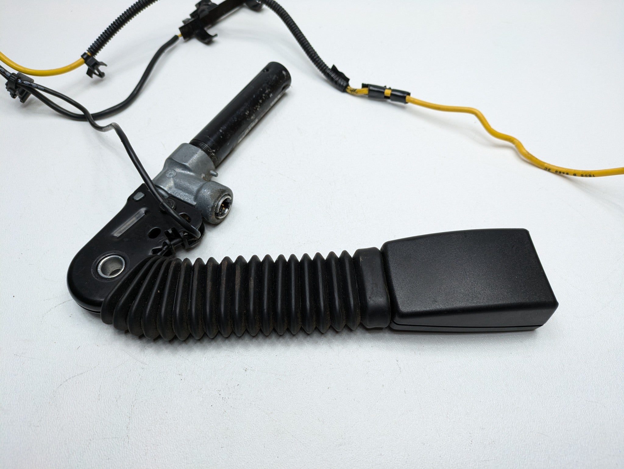 2011 - 2013 OEM MINI COOPER FRONT RIGHT SIDE SEAT BELT TENSIONER BUCKLE