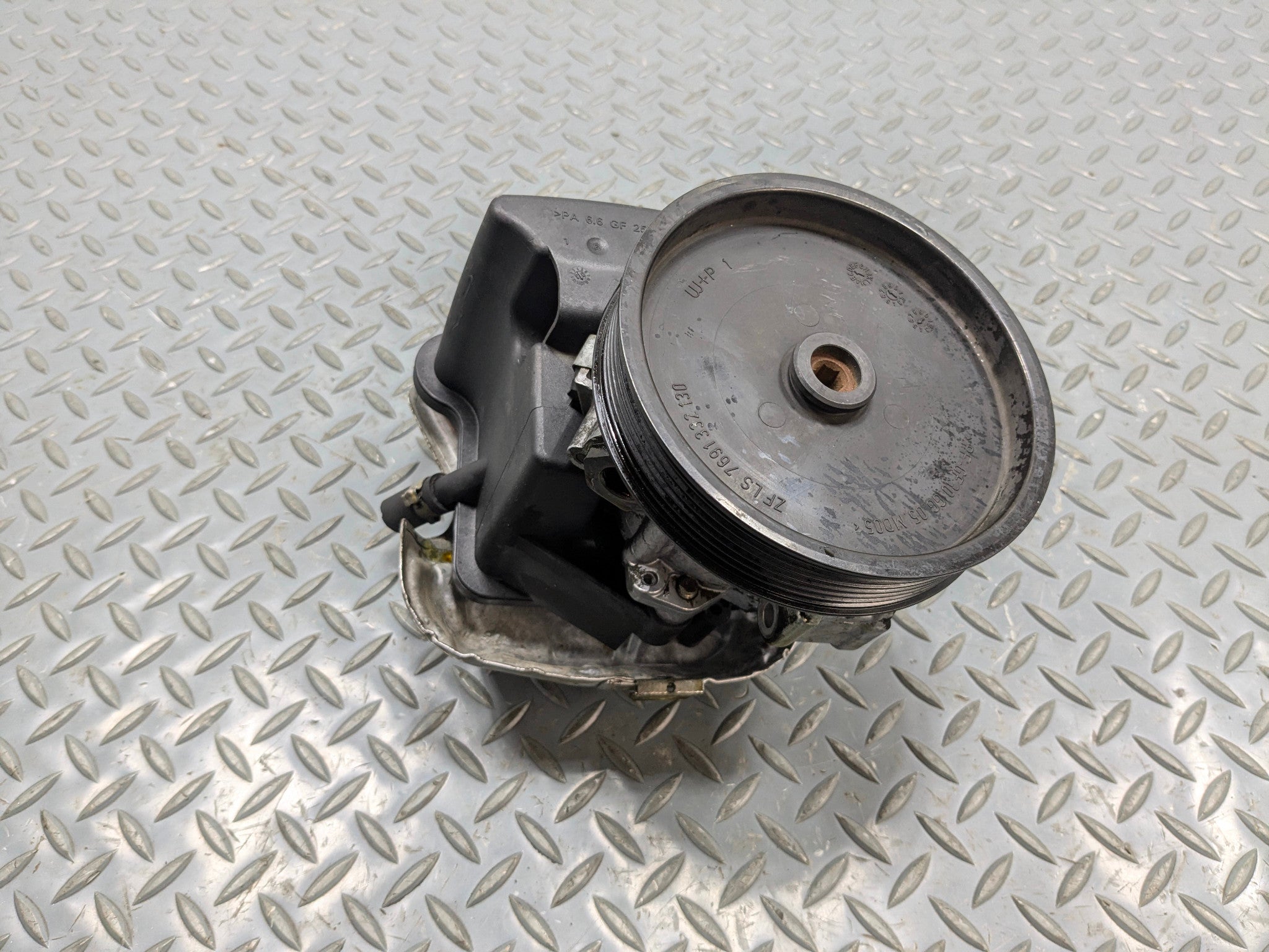 2004 - 2006 OEM MERCEDES-BENZ C230 POWER STEERING PUMP WITH PULLEY AND RESERVOIR