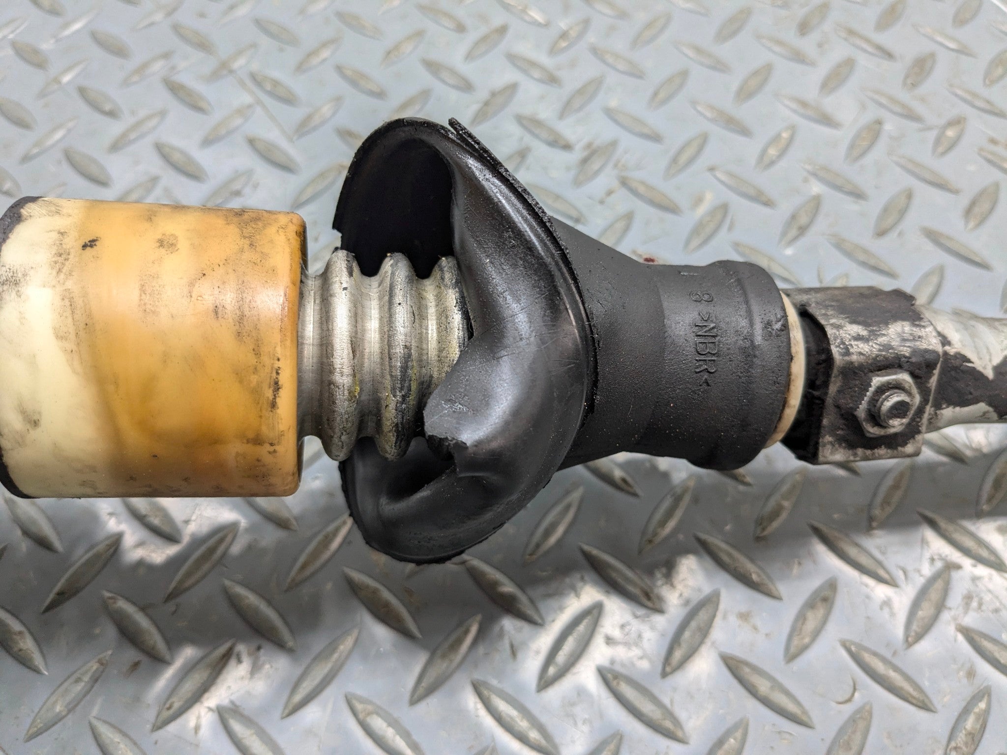 2004 - 2006 OEM MERCEDES-BENZ C230 STEERING SHAFT ASSEMBLY